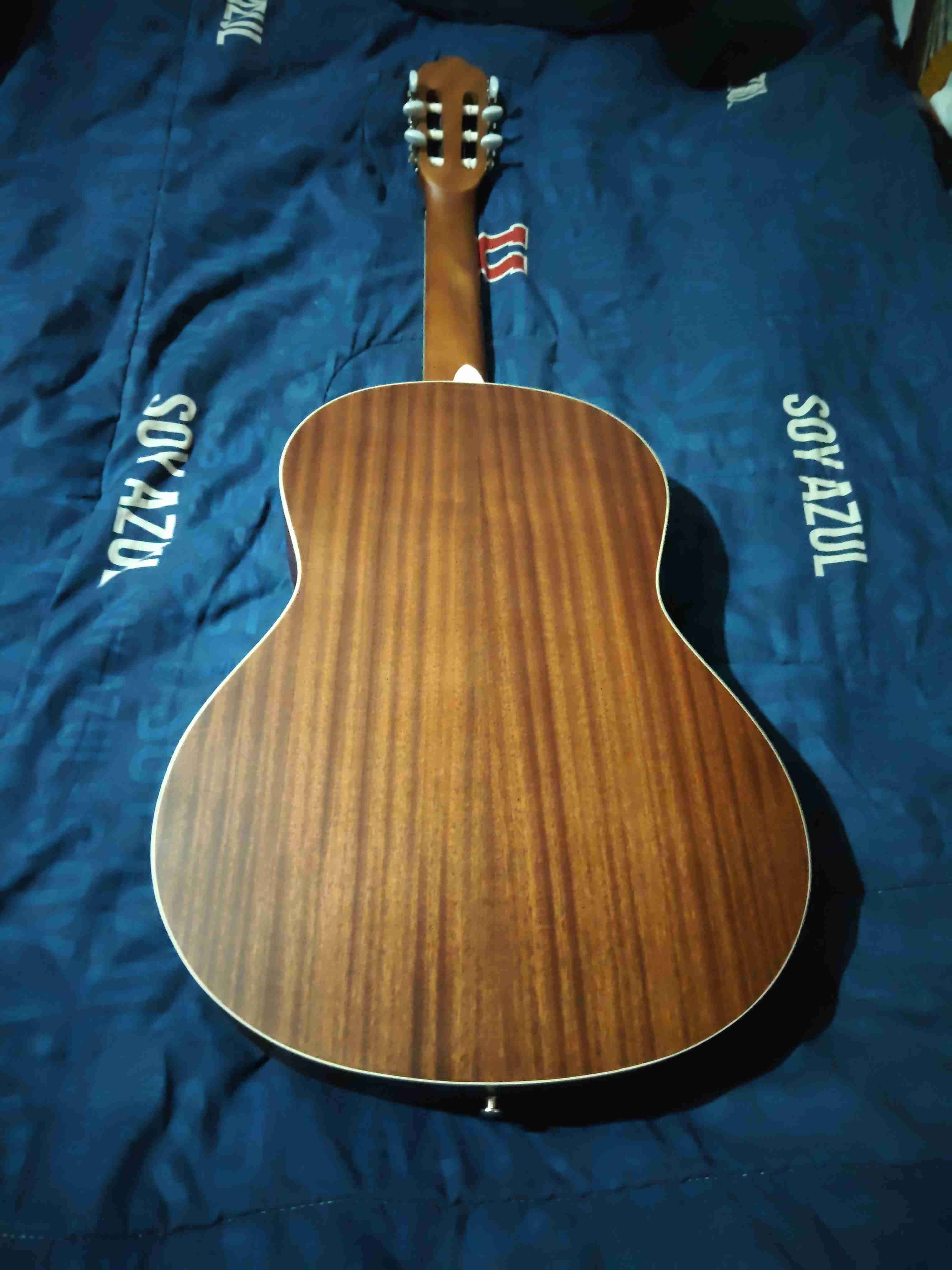 Guitarra acústica color madera - miniatura 2