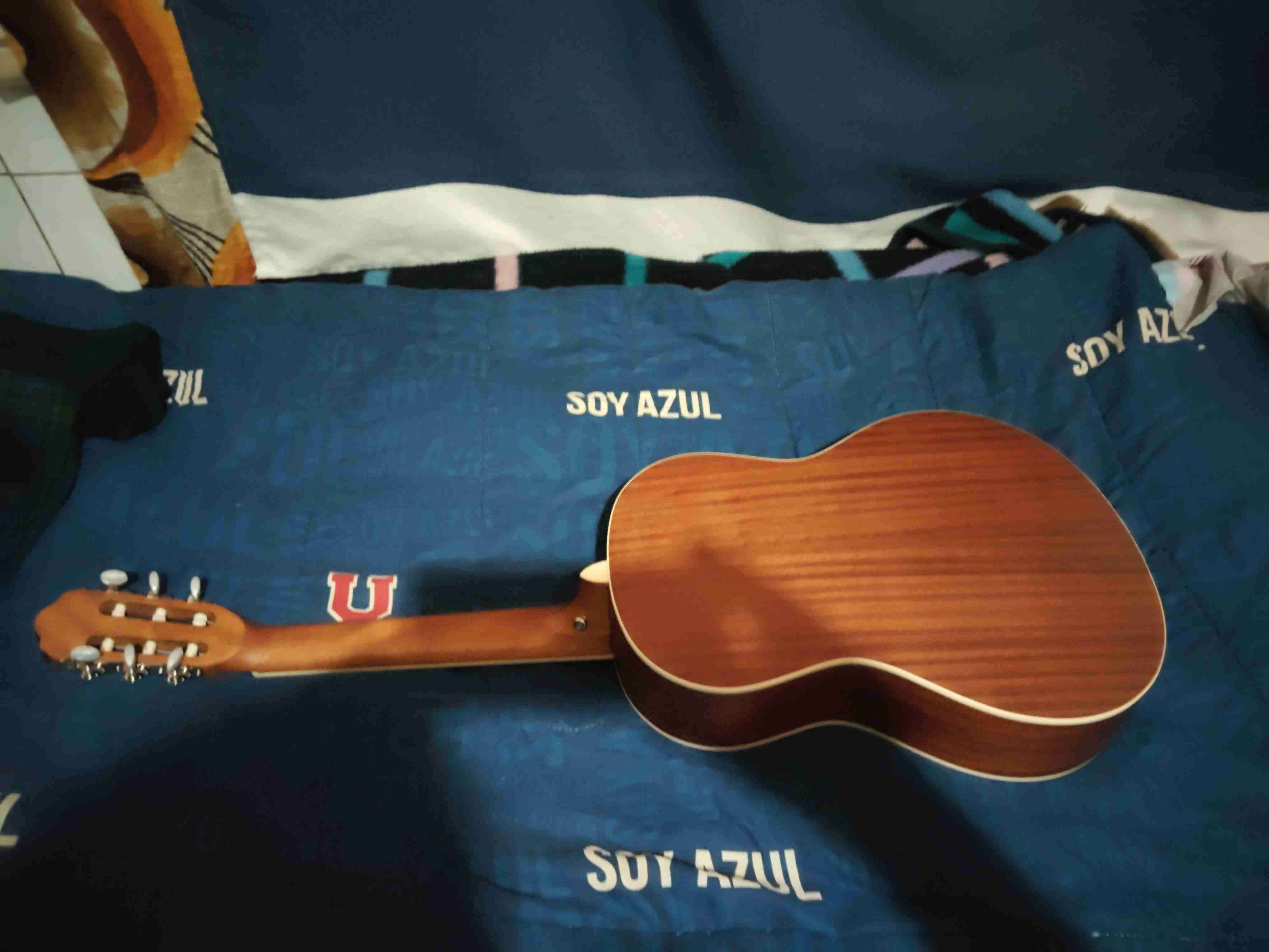 Guitarra acústica color madera - miniatura 3