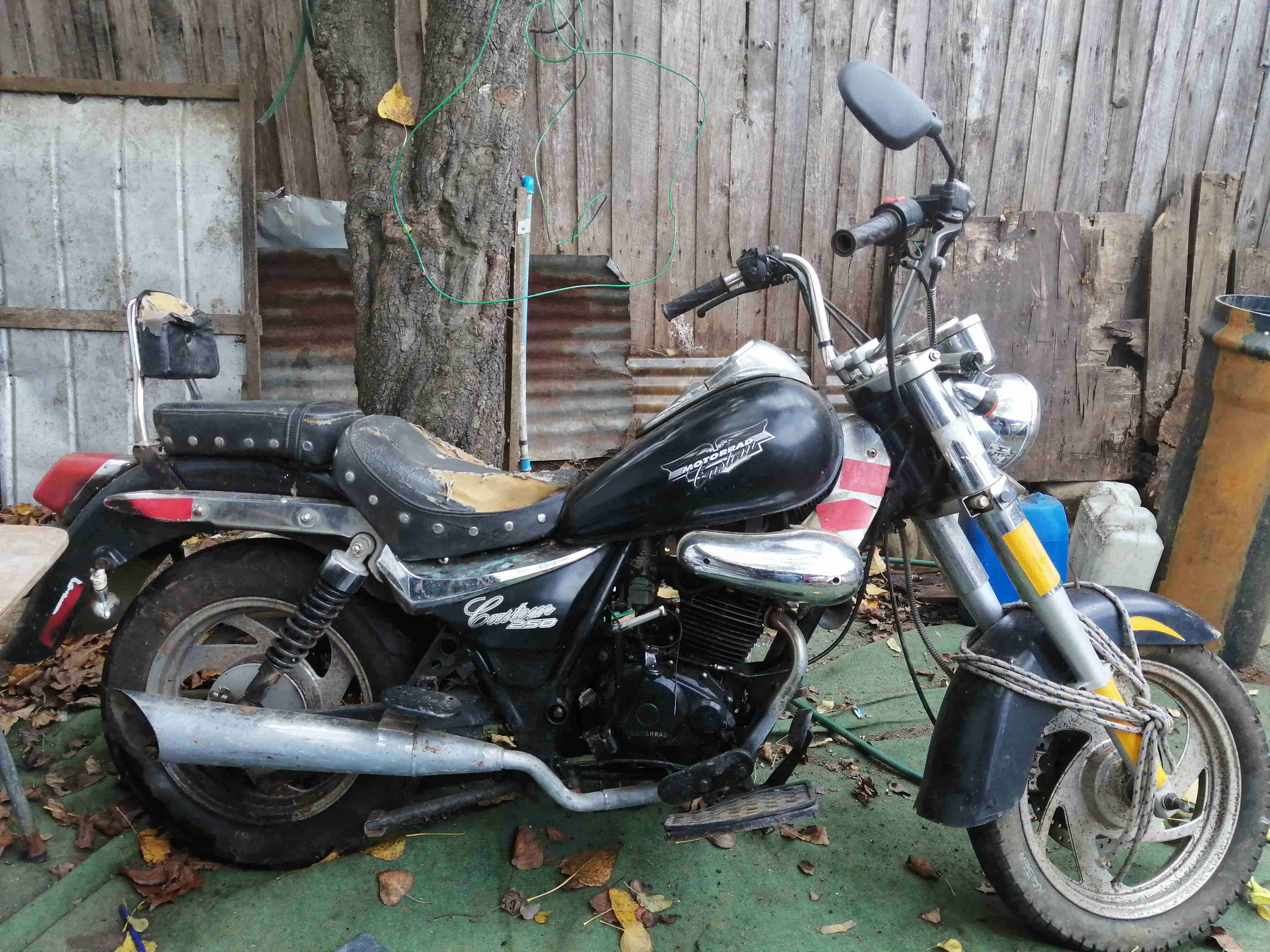 Moto cruiser negra usada