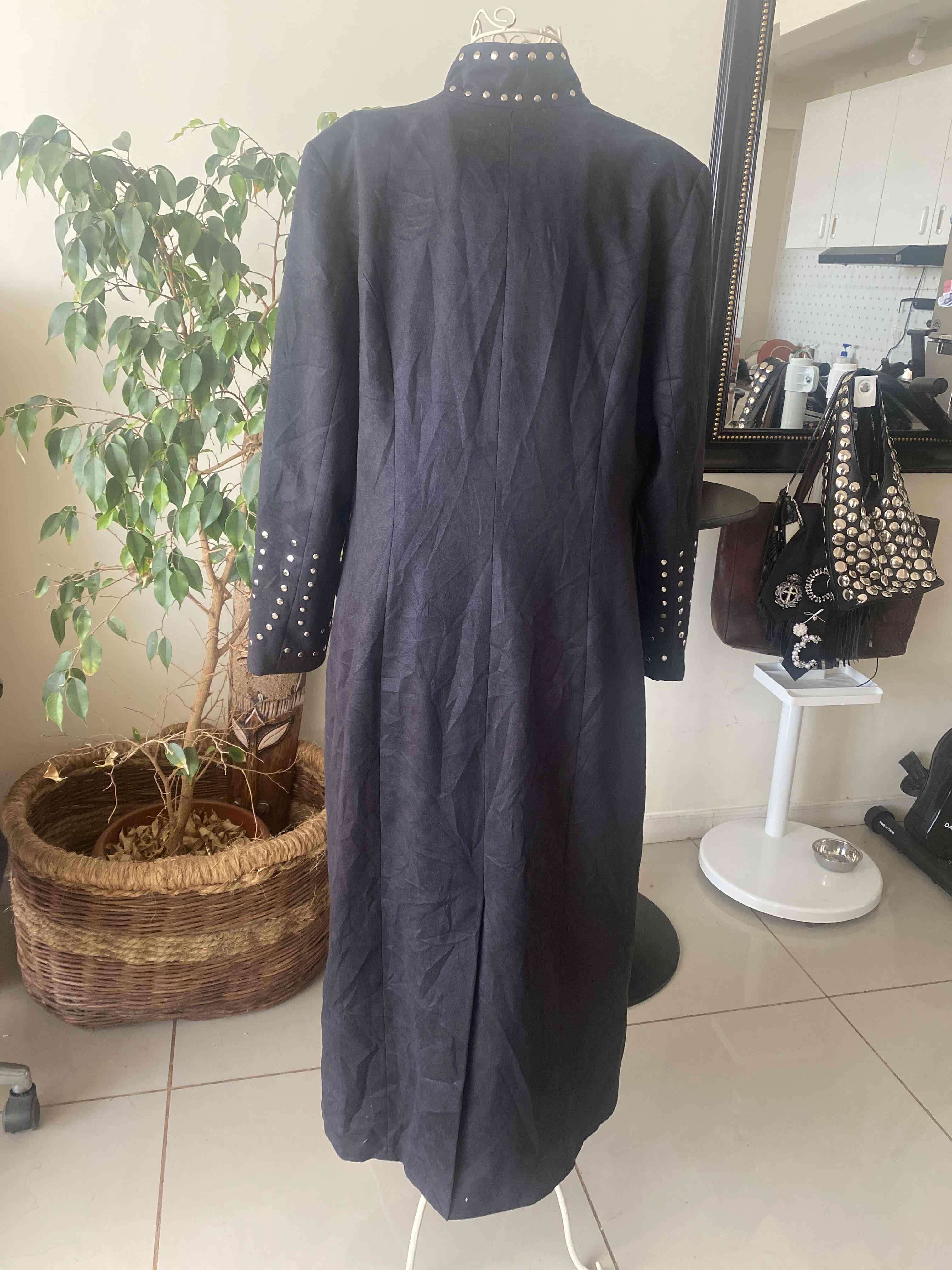 Abrigo largo con tachuelas metalizadas - miniatura 5