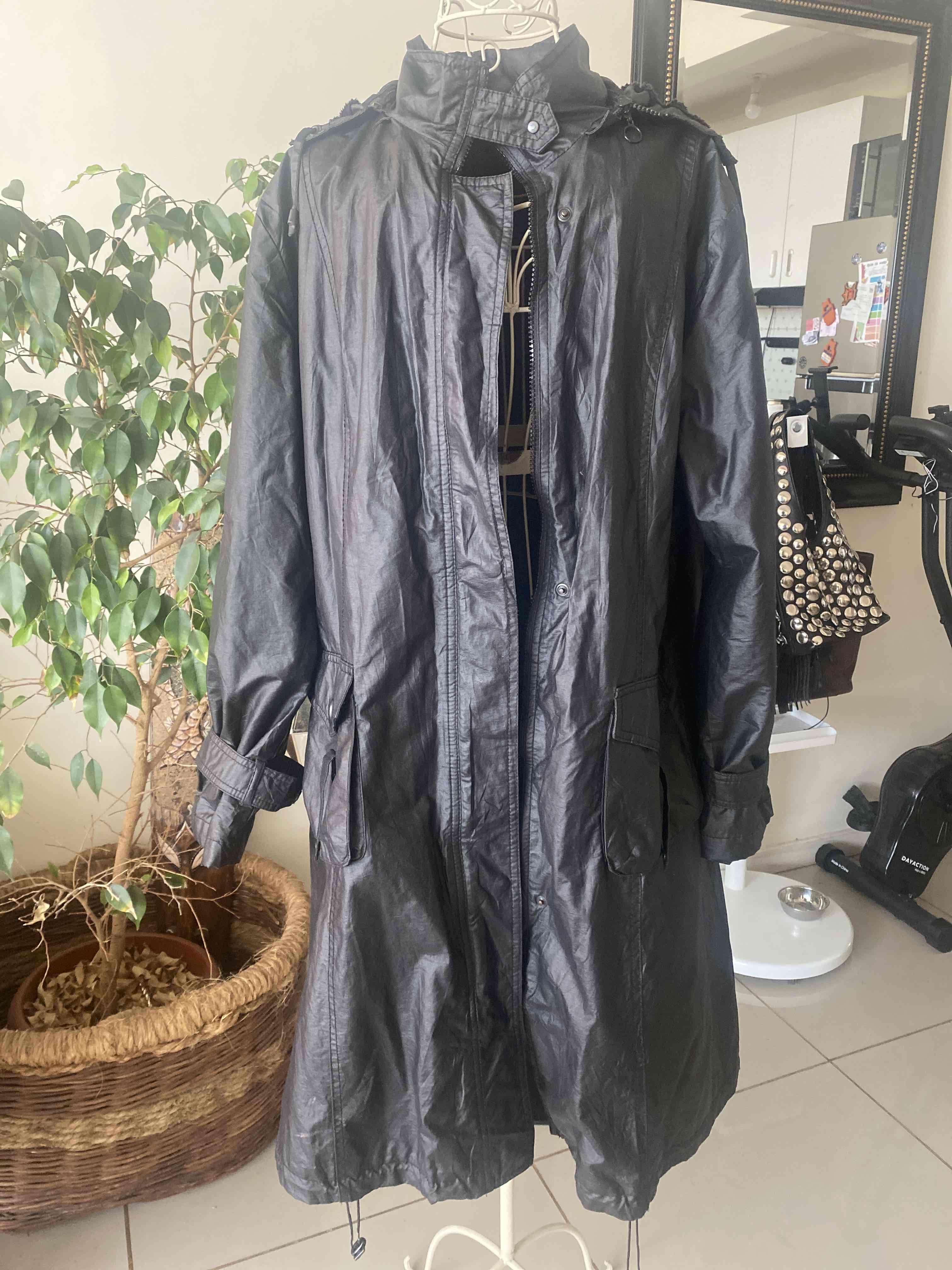 Abrigo negro impermeable con capucha - miniatura 1