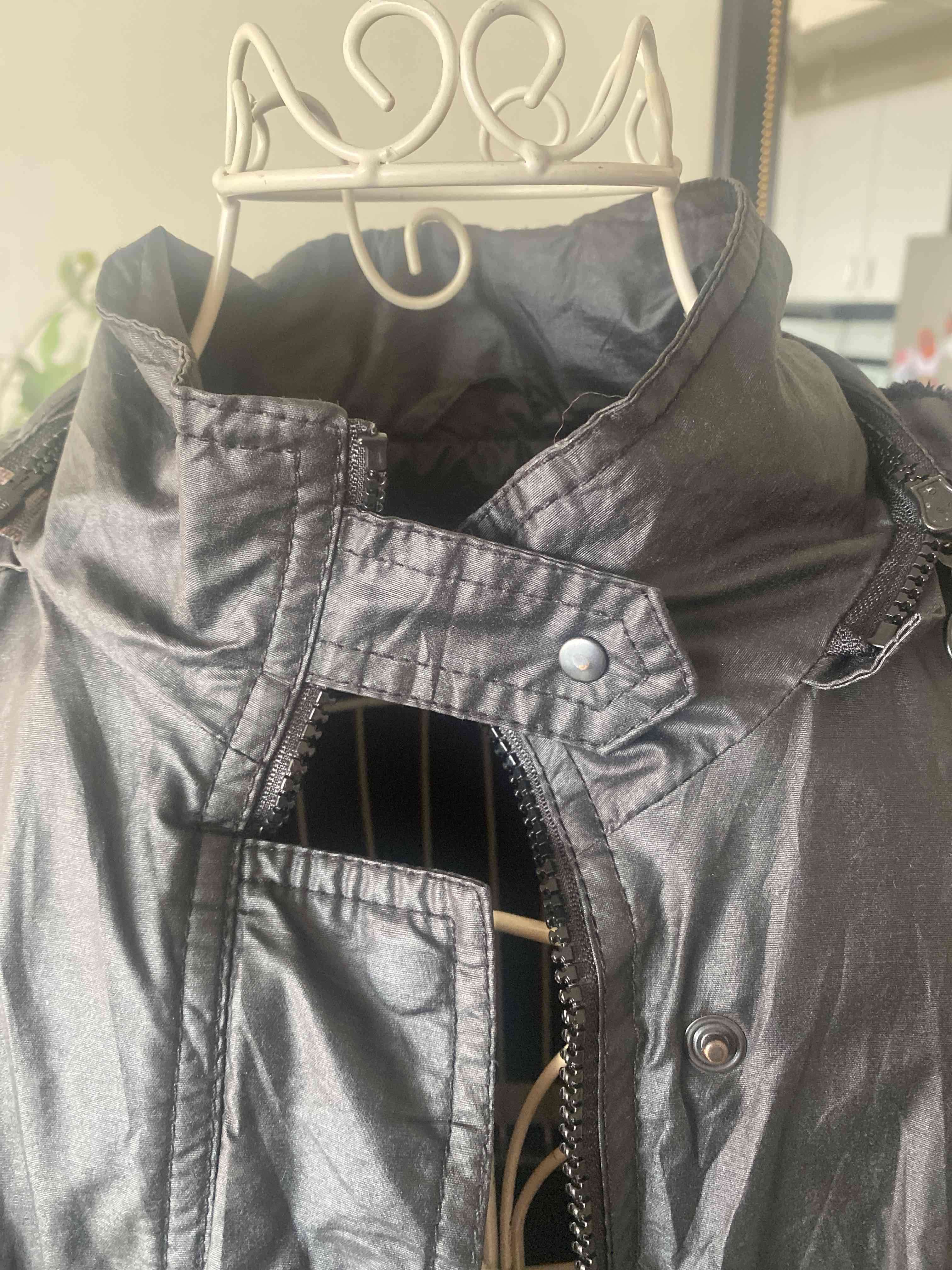 Abrigo negro impermeable con capucha - miniatura 2