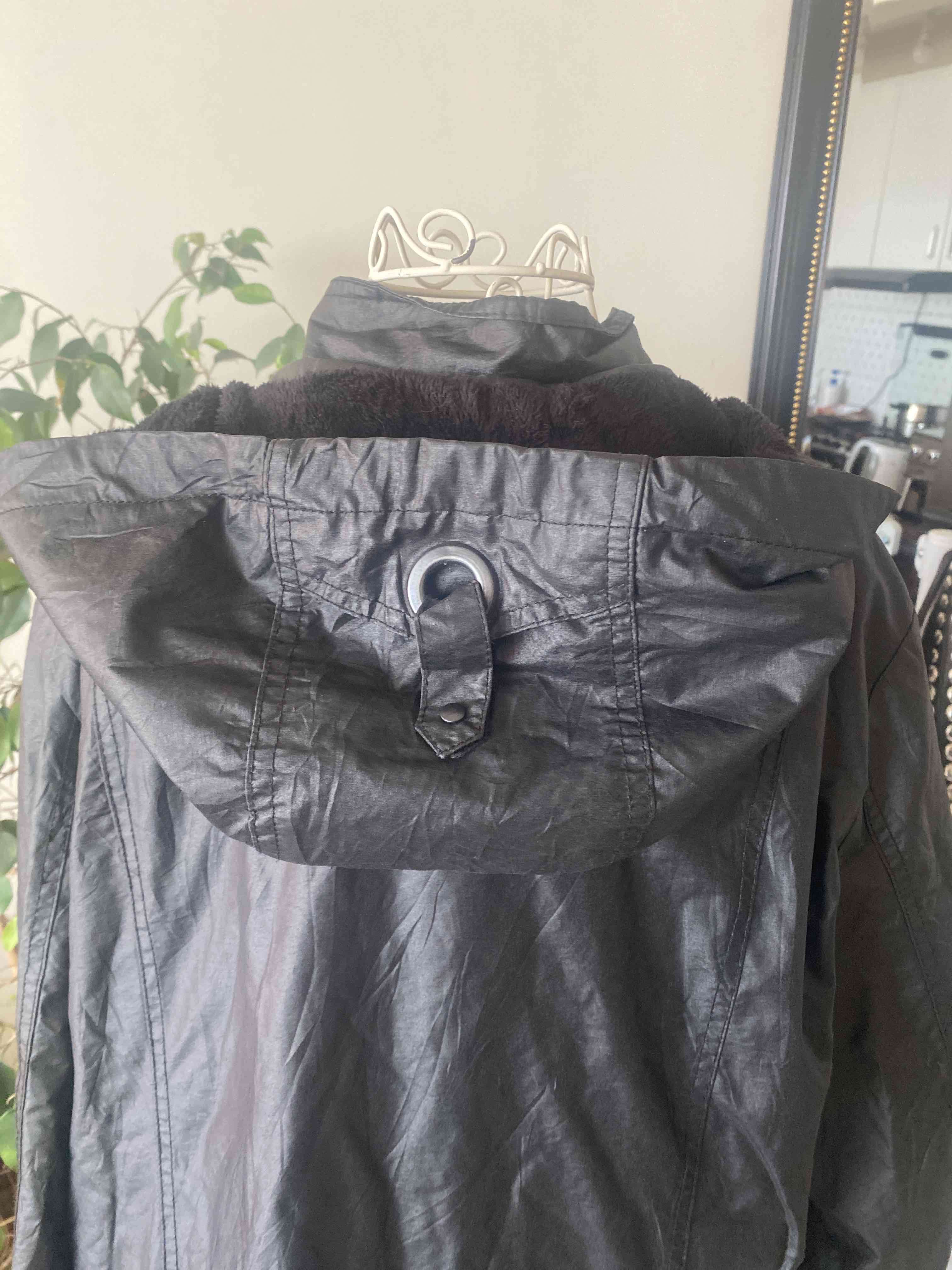 Abrigo negro impermeable con capucha - miniatura 3