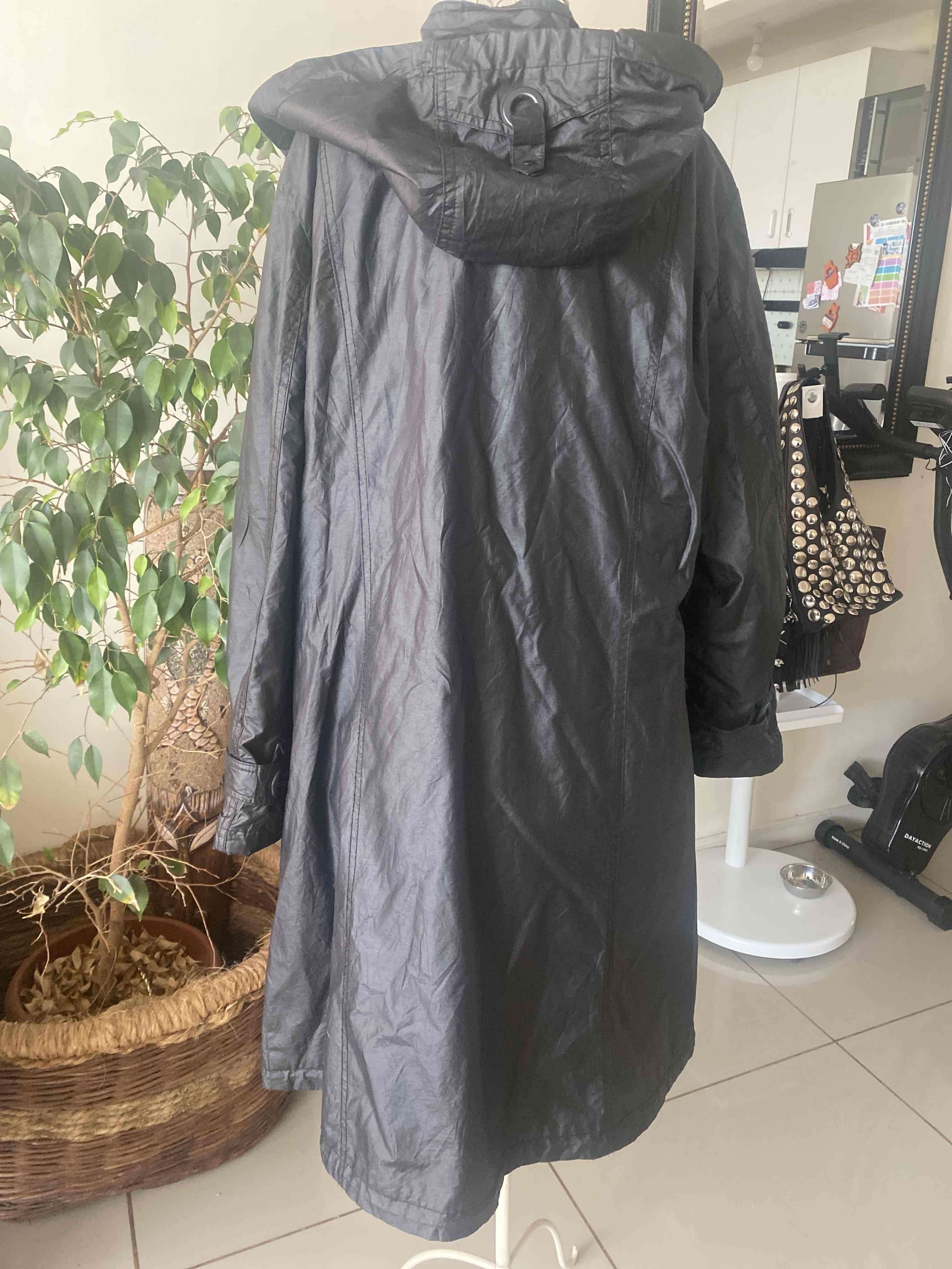 Abrigo negro impermeable con capucha - miniatura 4