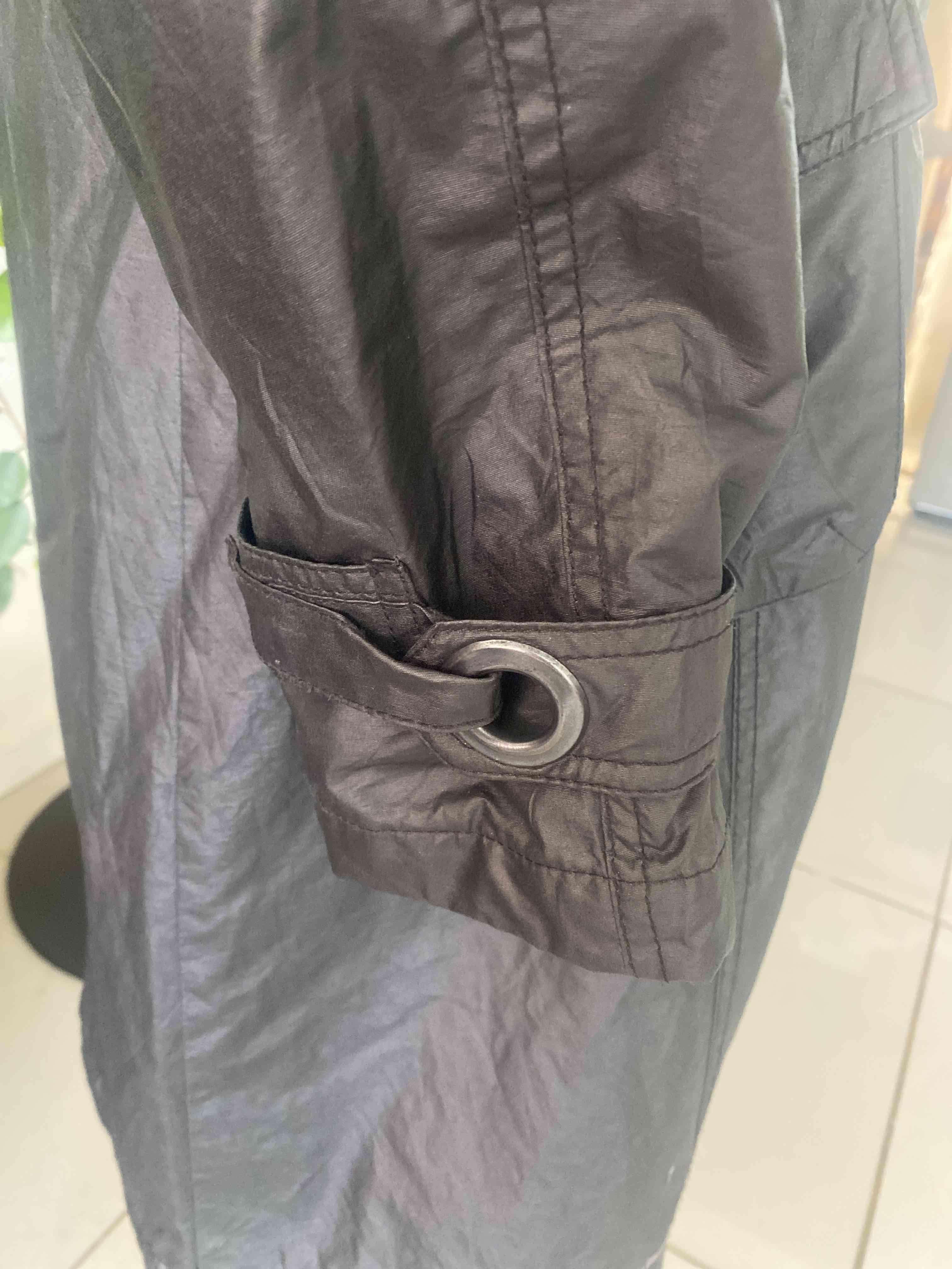 Abrigo negro impermeable con capucha - miniatura 5