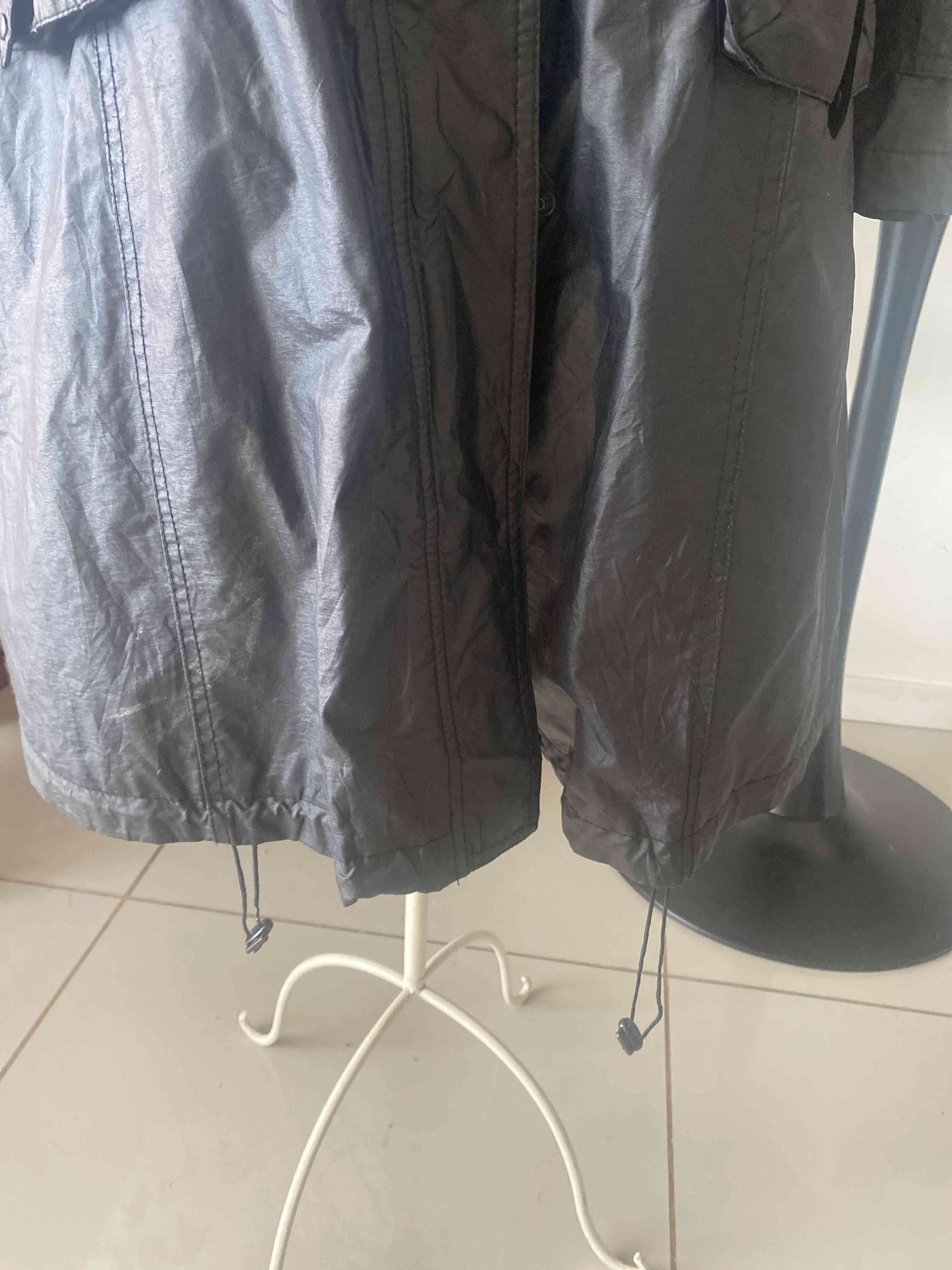 Abrigo negro impermeable con capucha - miniatura 6