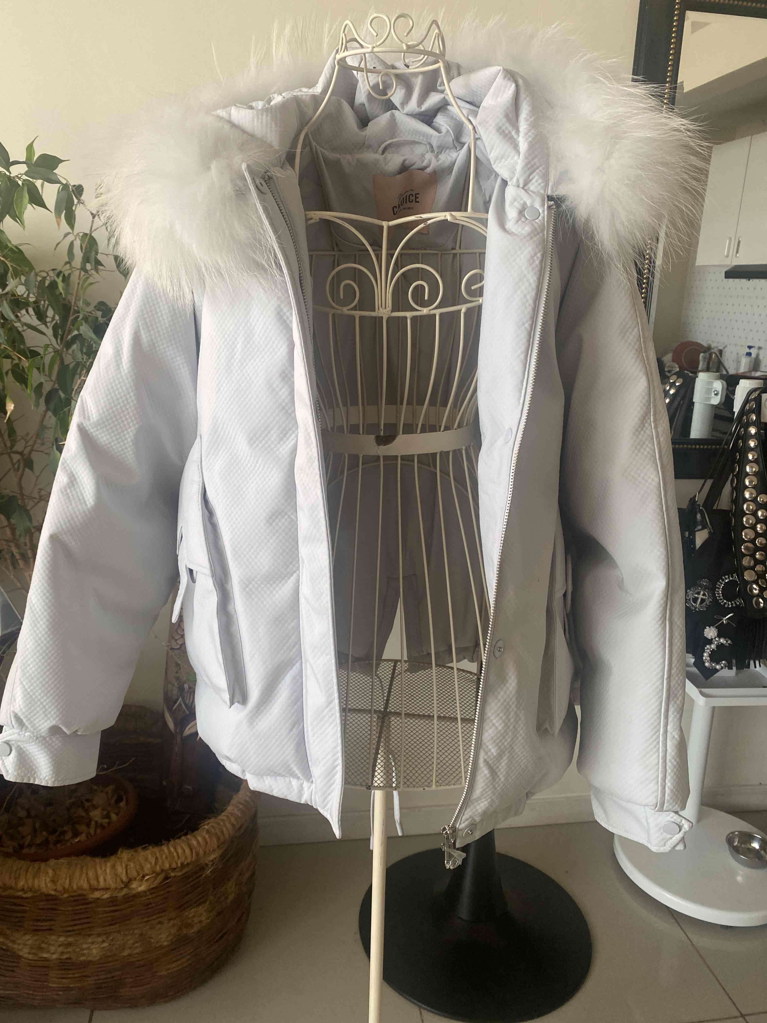 Chaqueta  blanca con capucha y aplicación pelaje - miniatura 1