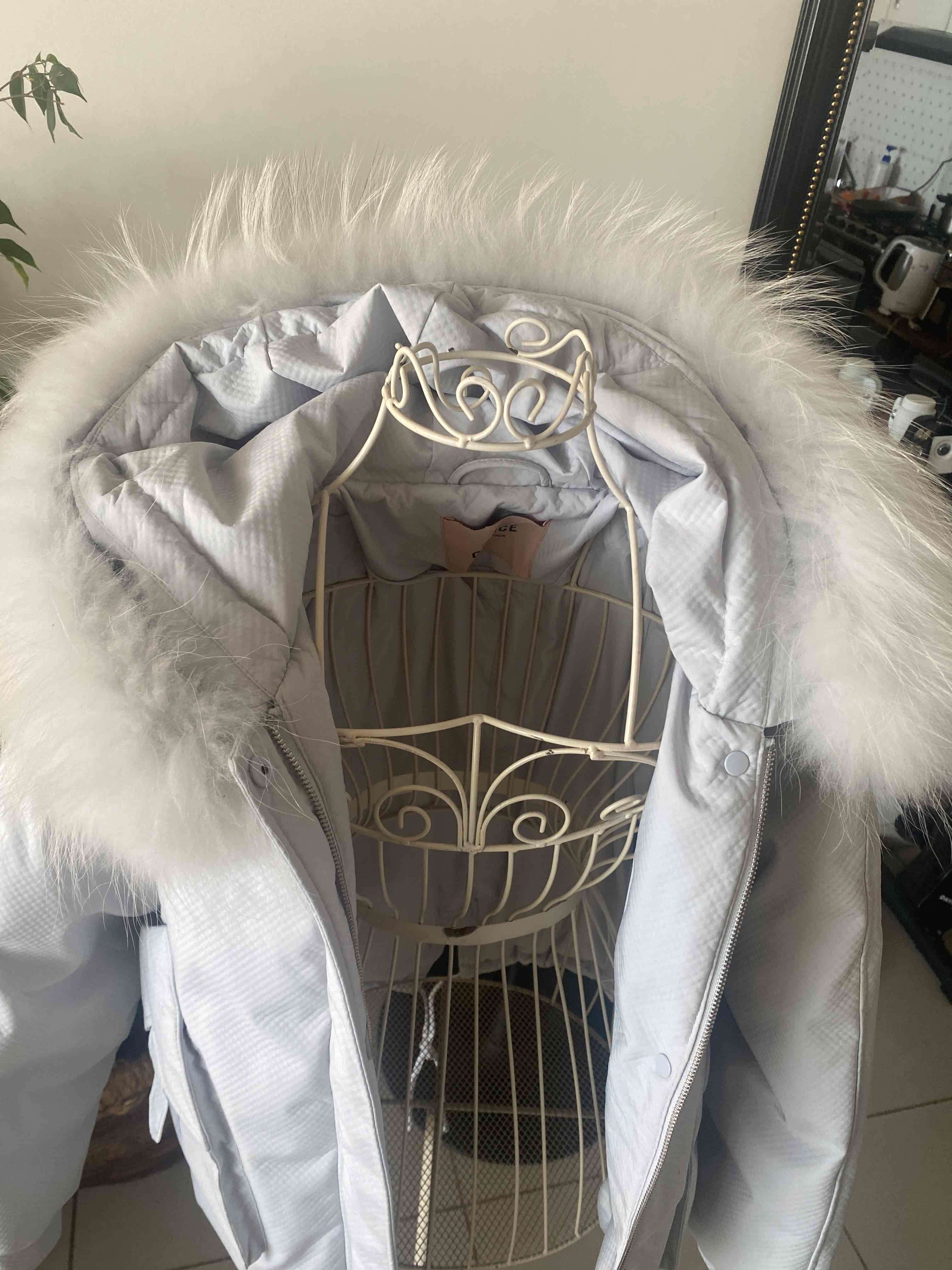 Chaqueta  blanca con capucha y aplicación pelaje - miniatura 2