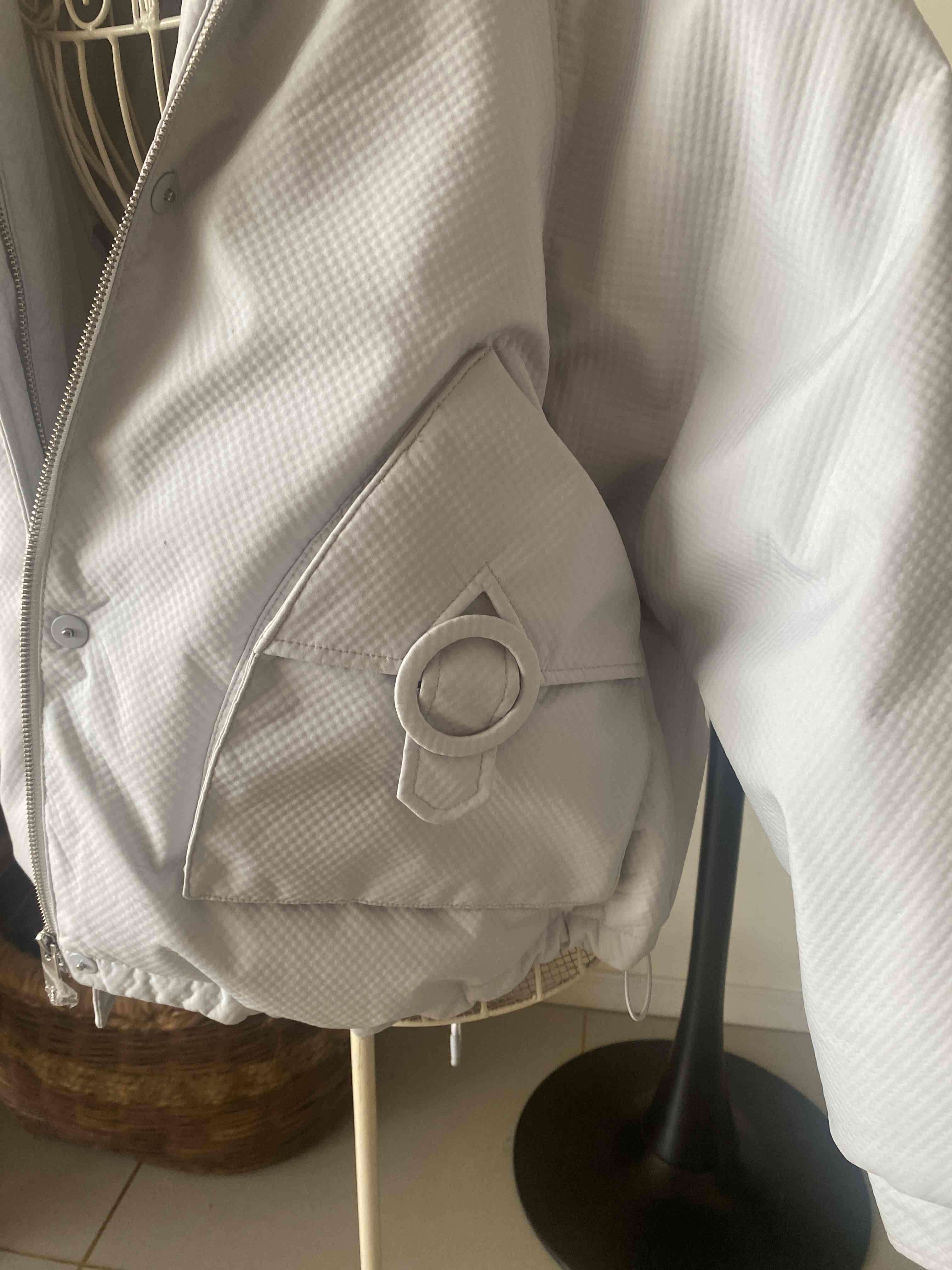 Chaqueta  blanca con capucha y aplicación pelaje - miniatura 3