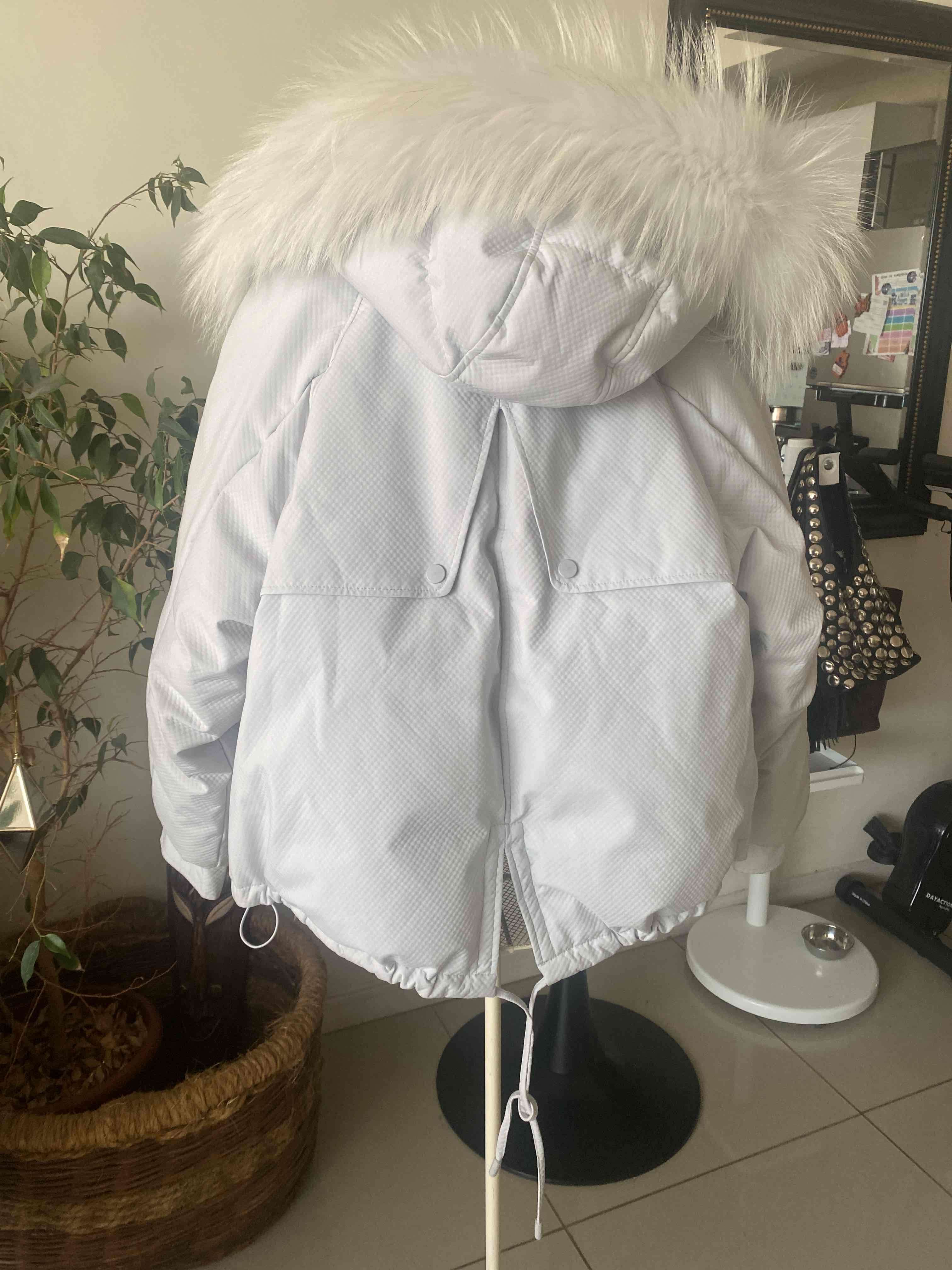 Chaqueta  blanca con capucha y aplicación pelaje - miniatura 4