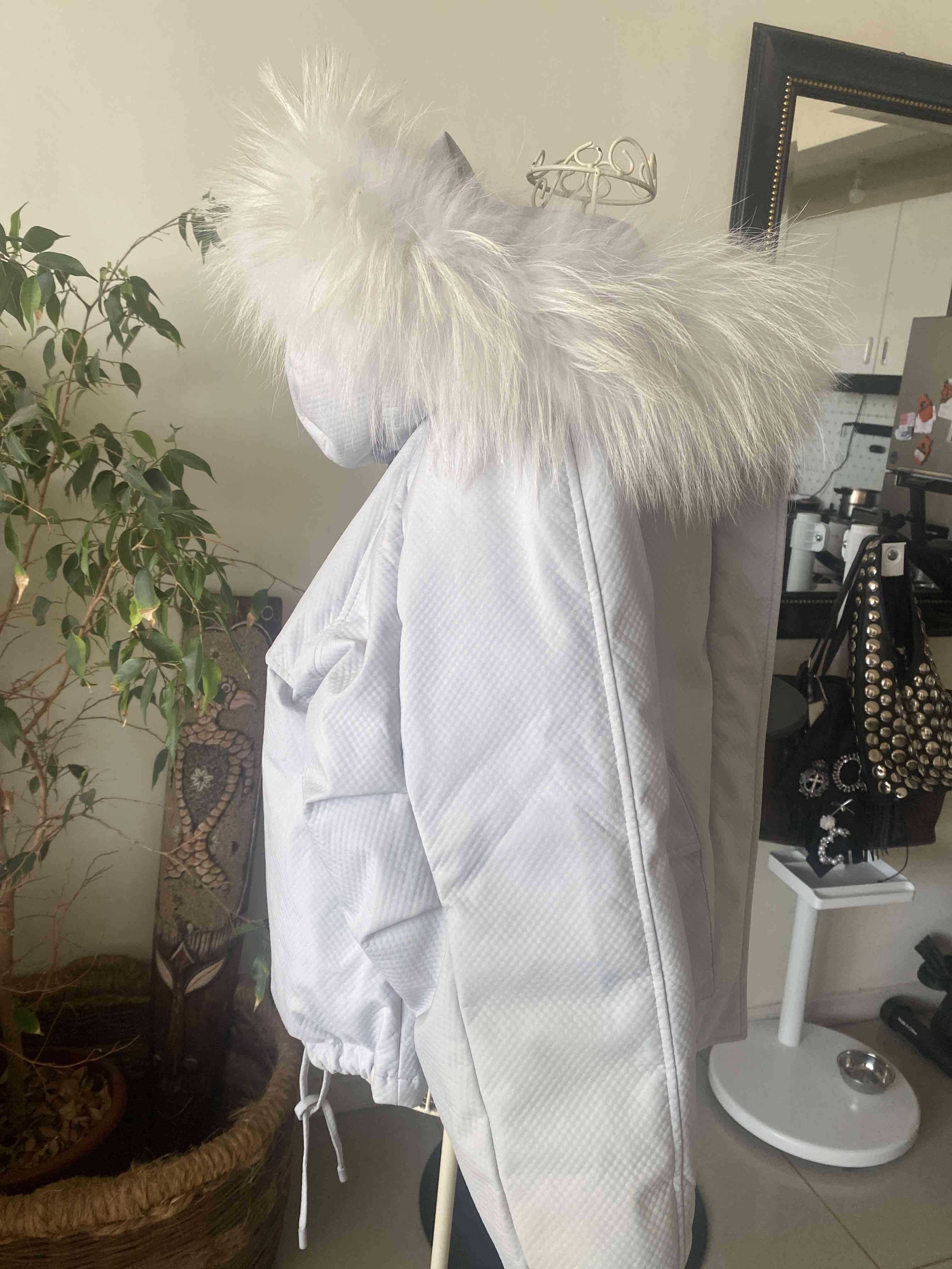 Chaqueta  blanca con capucha y aplicación pelaje - miniatura 5