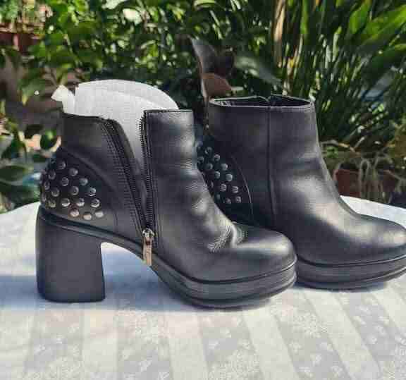 Botines talla 35 GACÉL negros con tachas