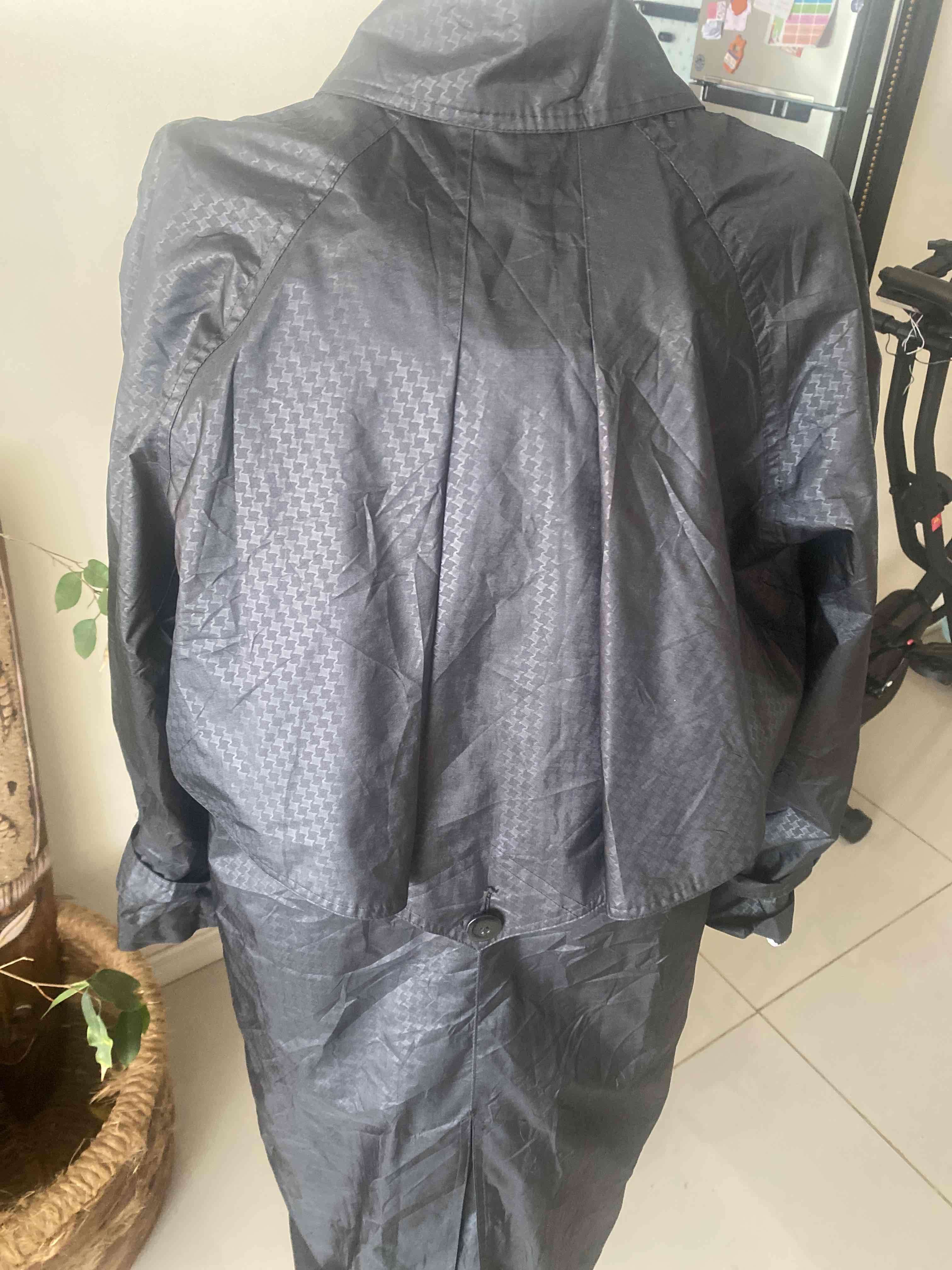 Gabardina  impermeable negro largo - miniatura 4