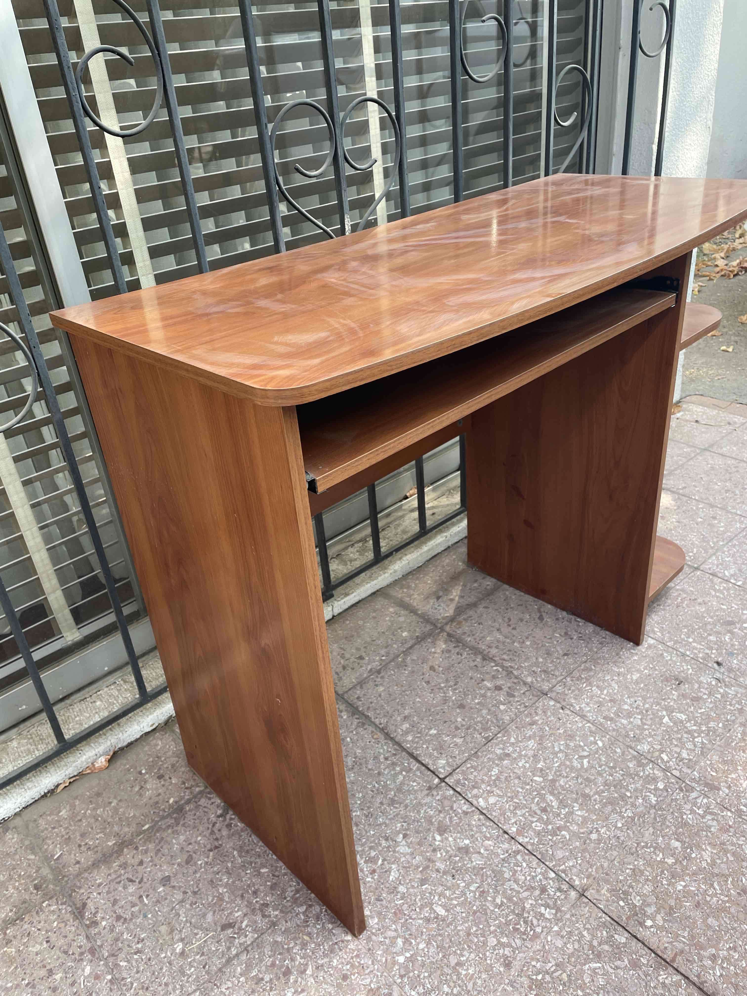 Escritorio de madera para pc - miniatura 2