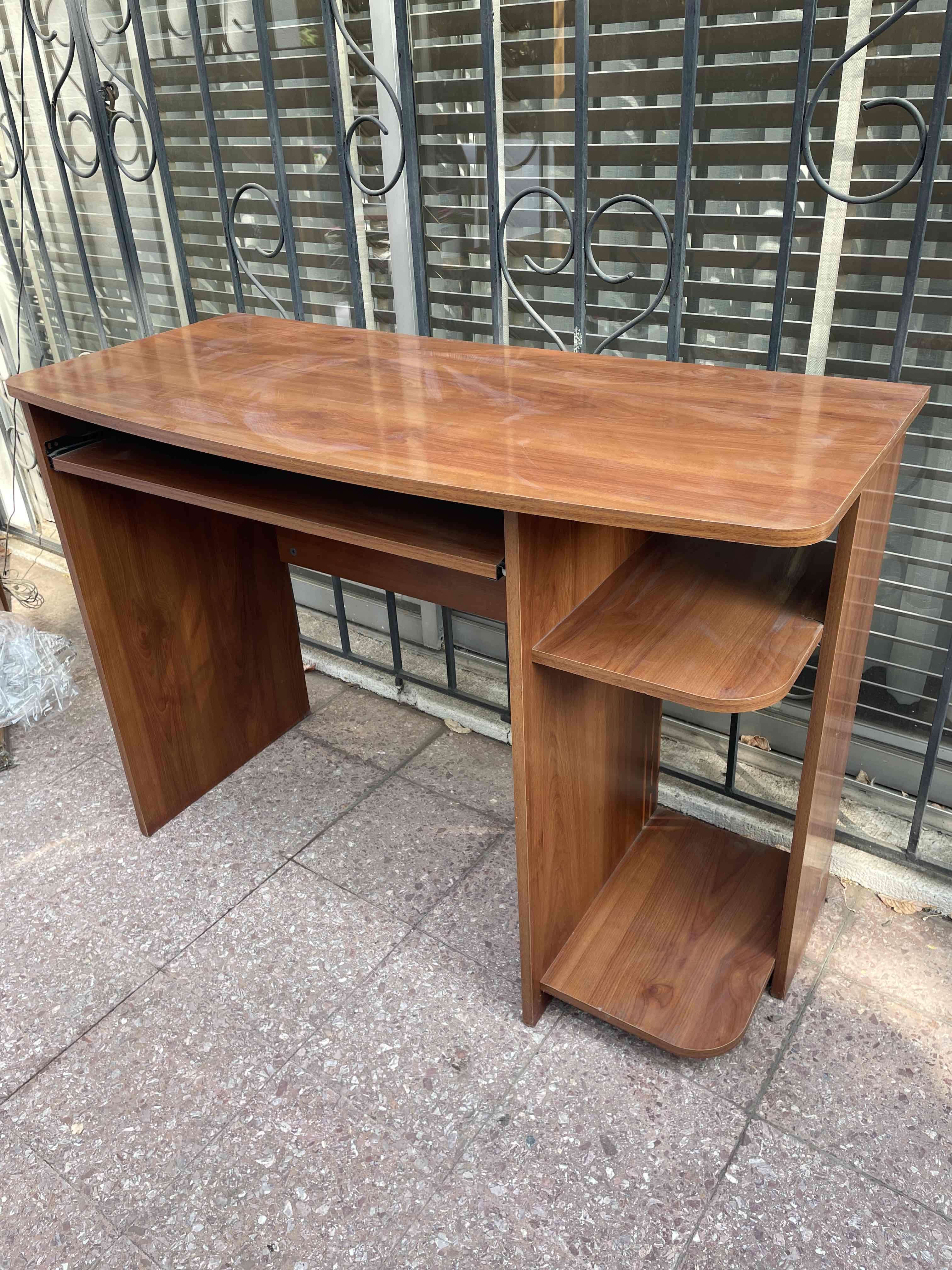 Escritorio de madera para pc - miniatura 3