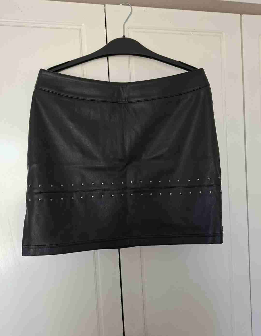 Falda negra con tachas ecocuero