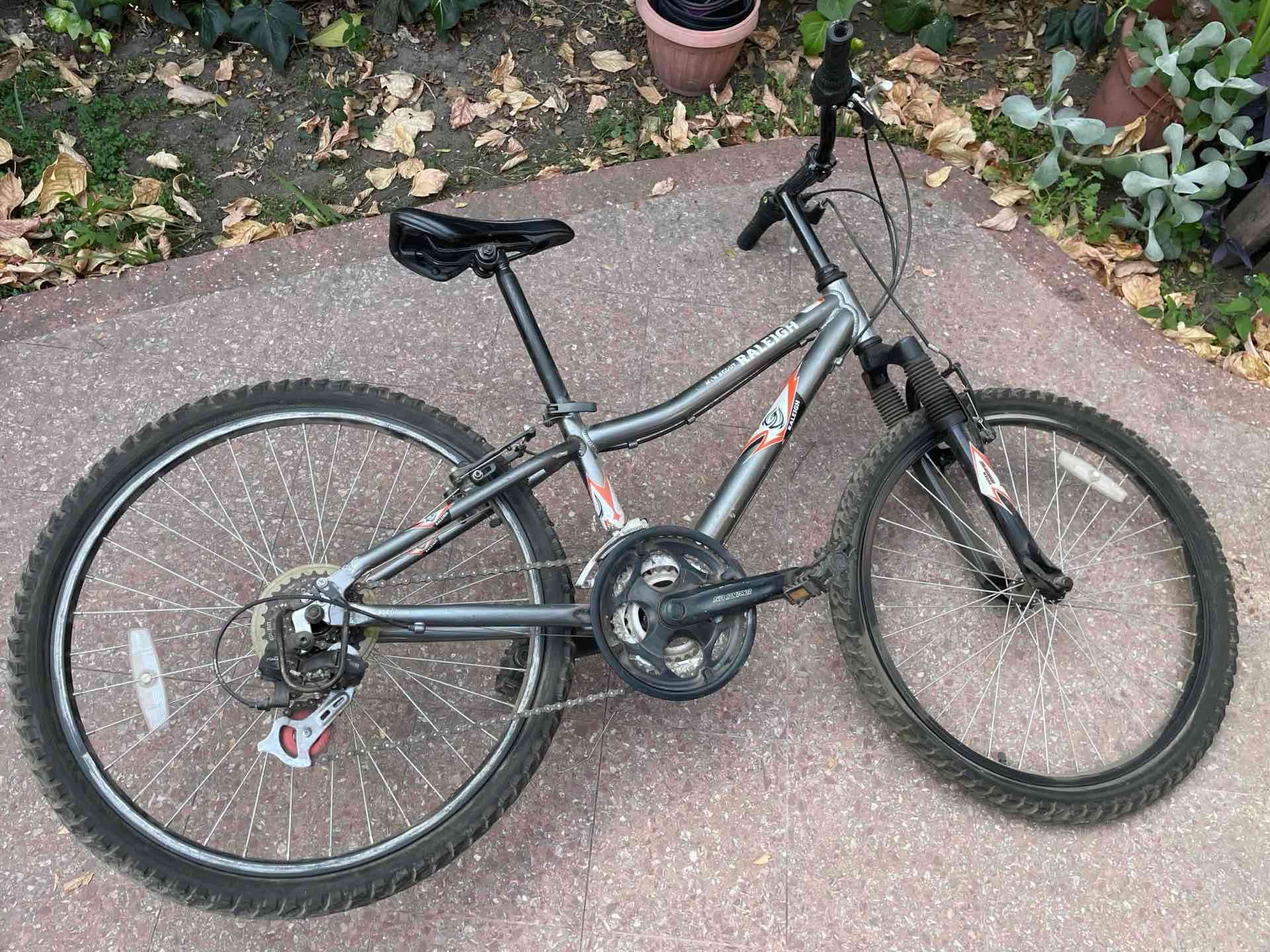 Bicicleta de montaña negra para niños - miniatura 2