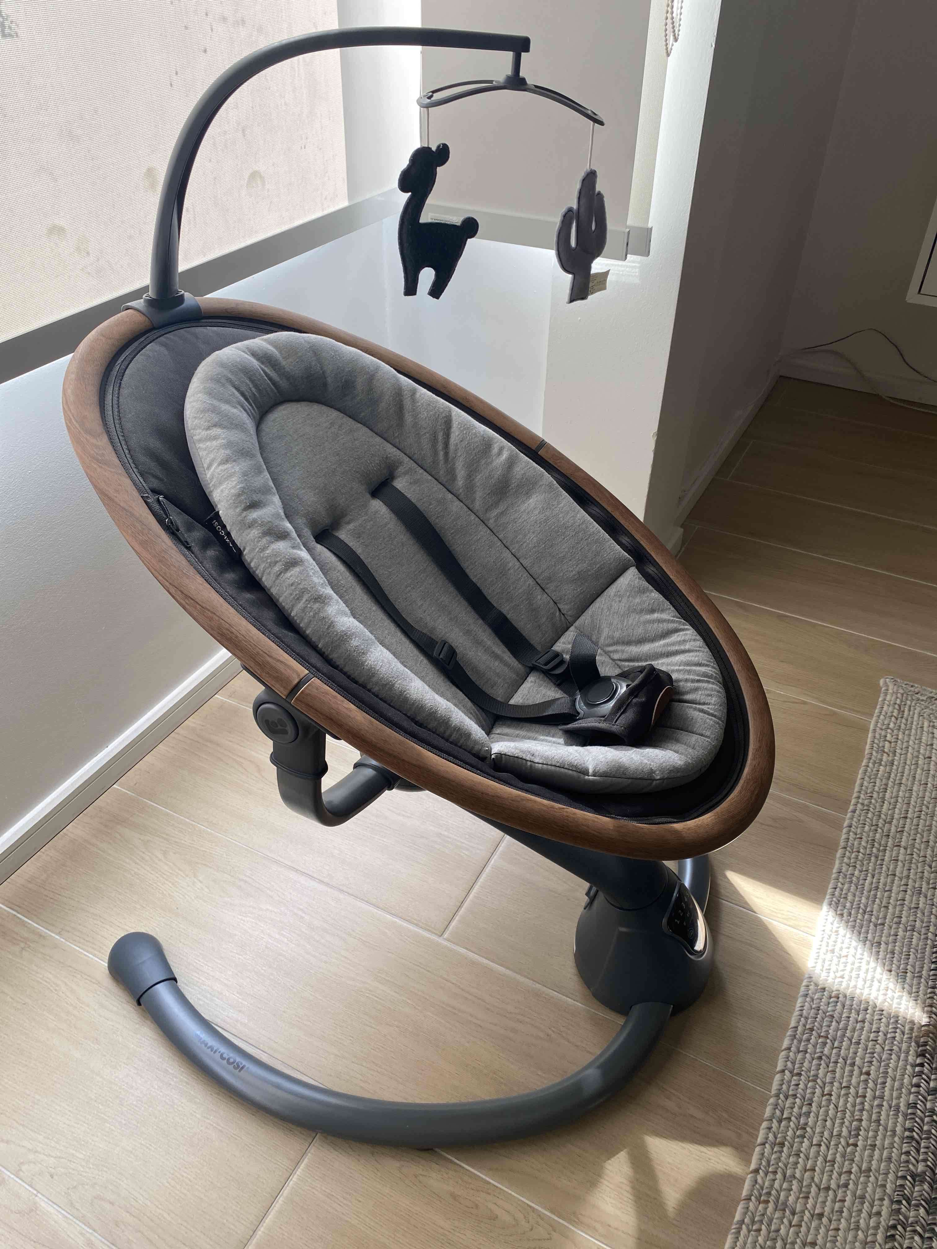 Silla mecedora para bebé en madera marca MAXI COSI - miniatura 3