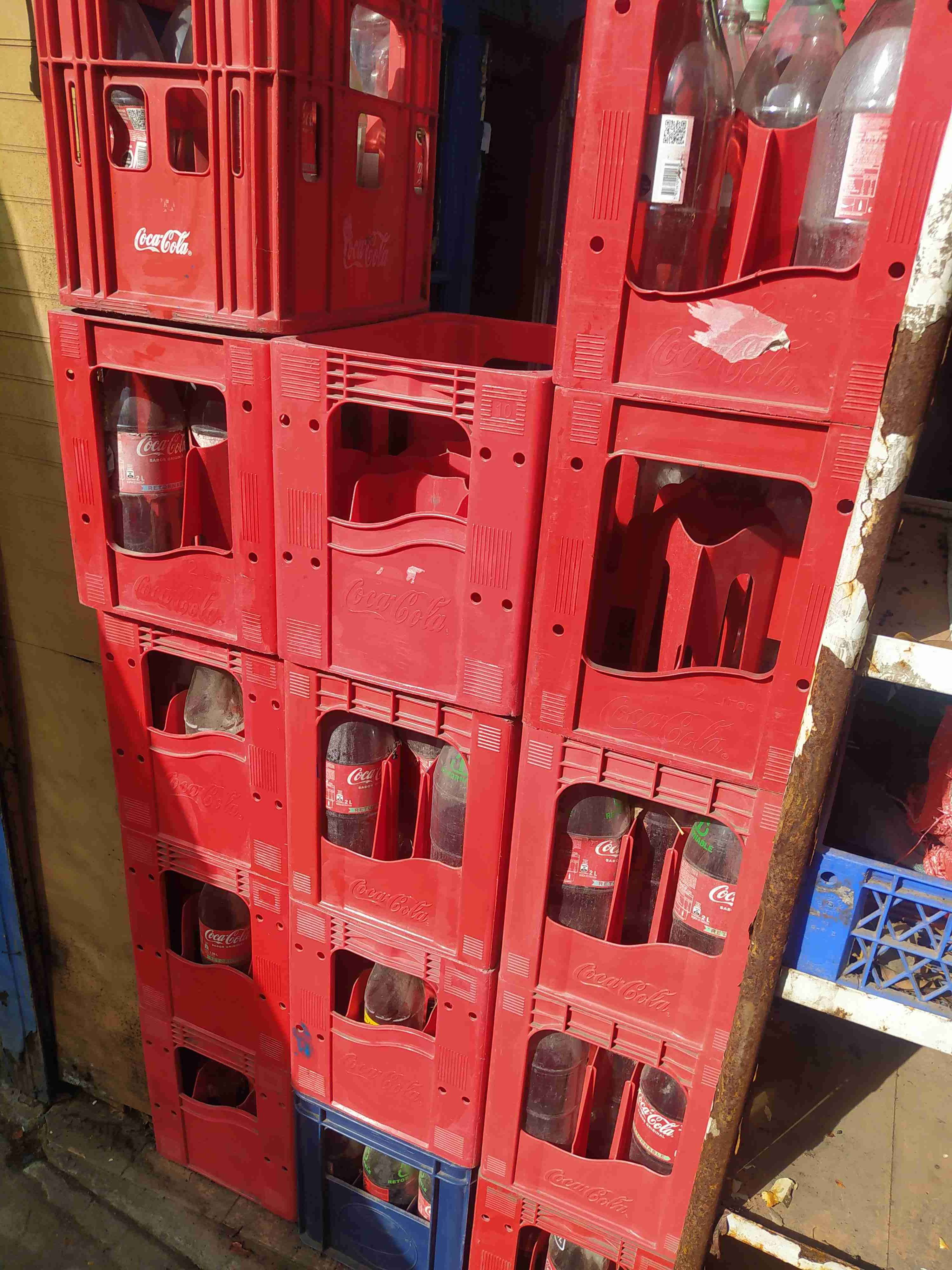 Cajones plásticos Coca Cola rojos con botellas! - miniatura 1