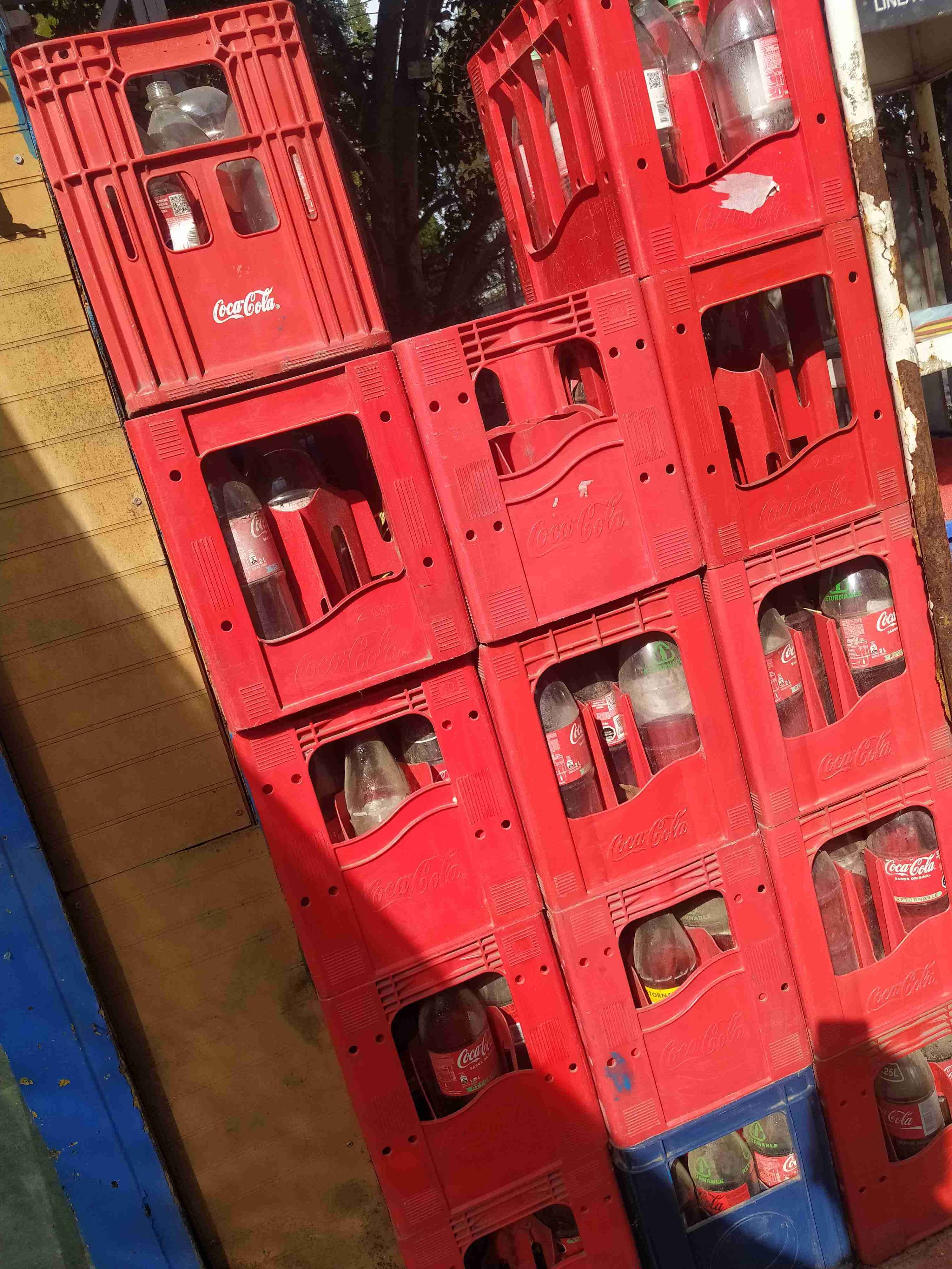 Cajones plásticos Coca Cola rojos con botellas! - miniatura 2