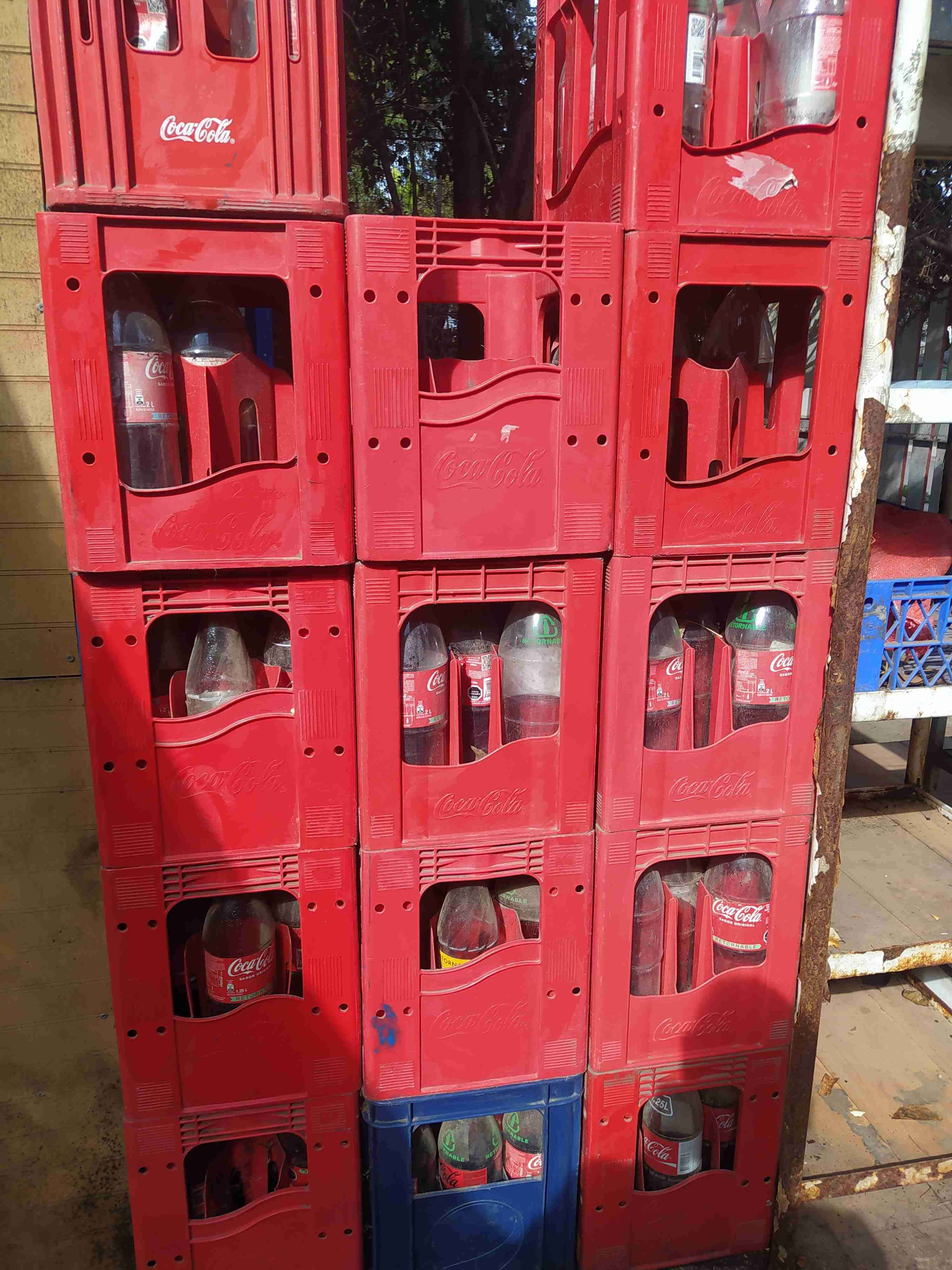 Cajones plásticos Coca Cola rojos con botellas! - miniatura 3