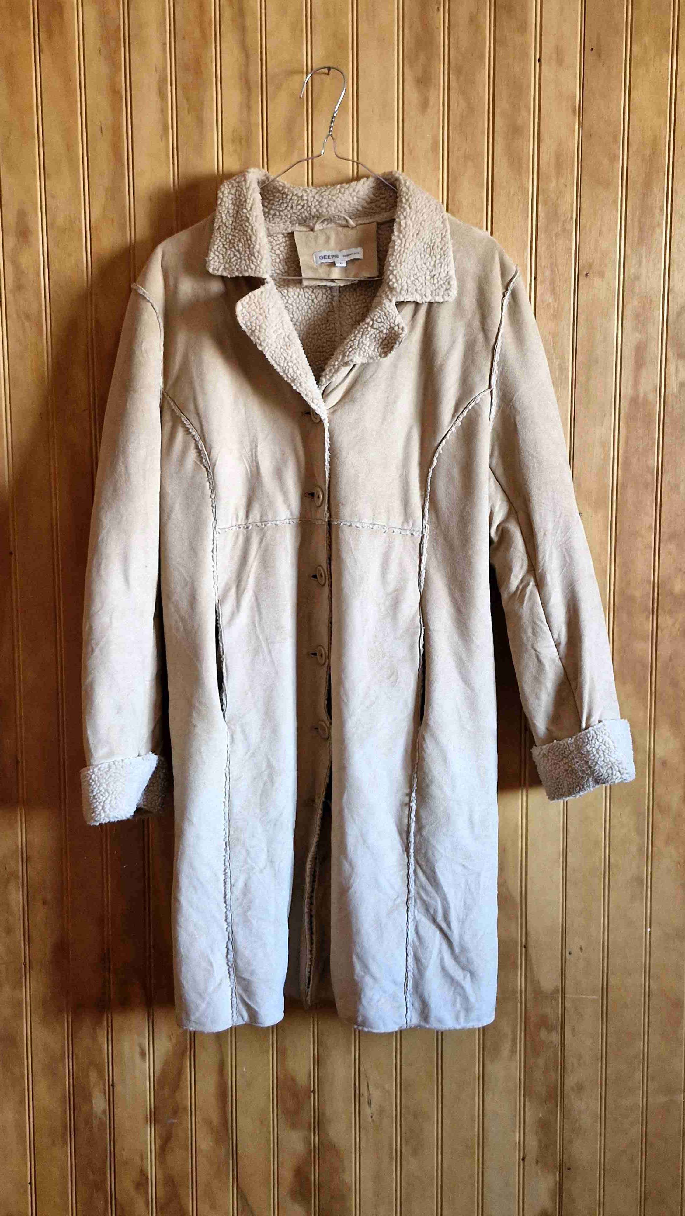 Abrigo beige con forro de borrego