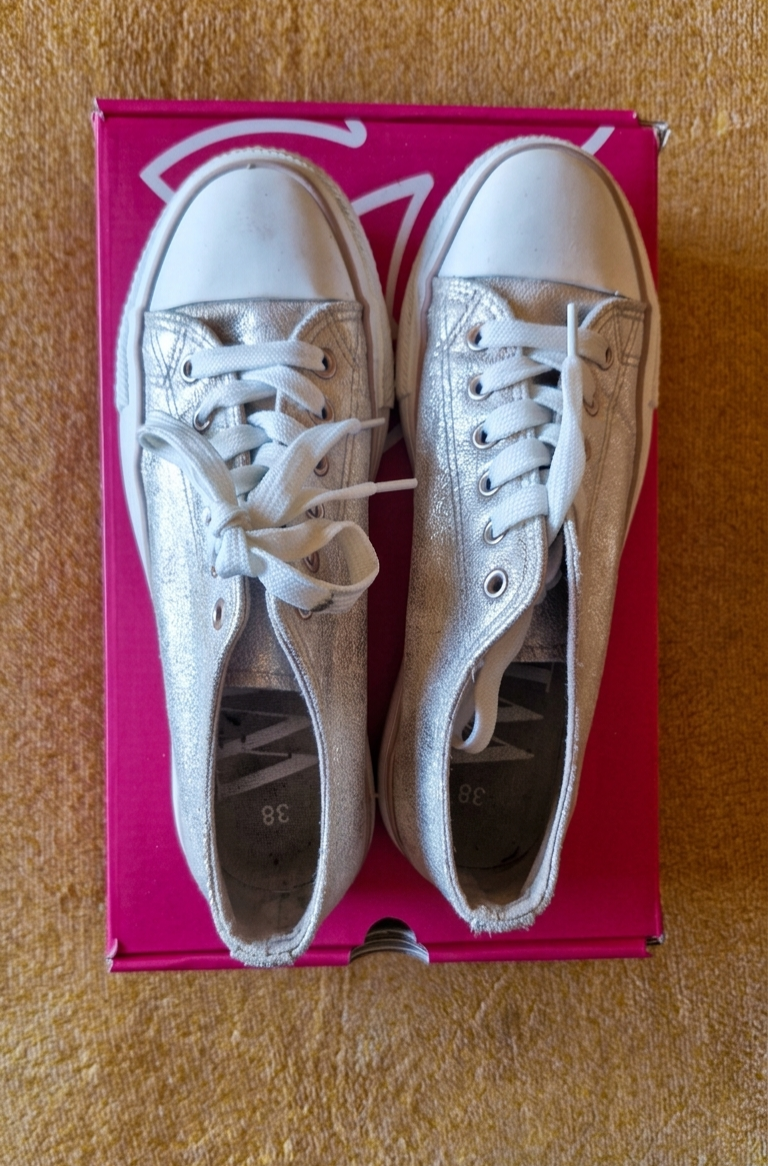 Zapatillas plateadas brillantes
