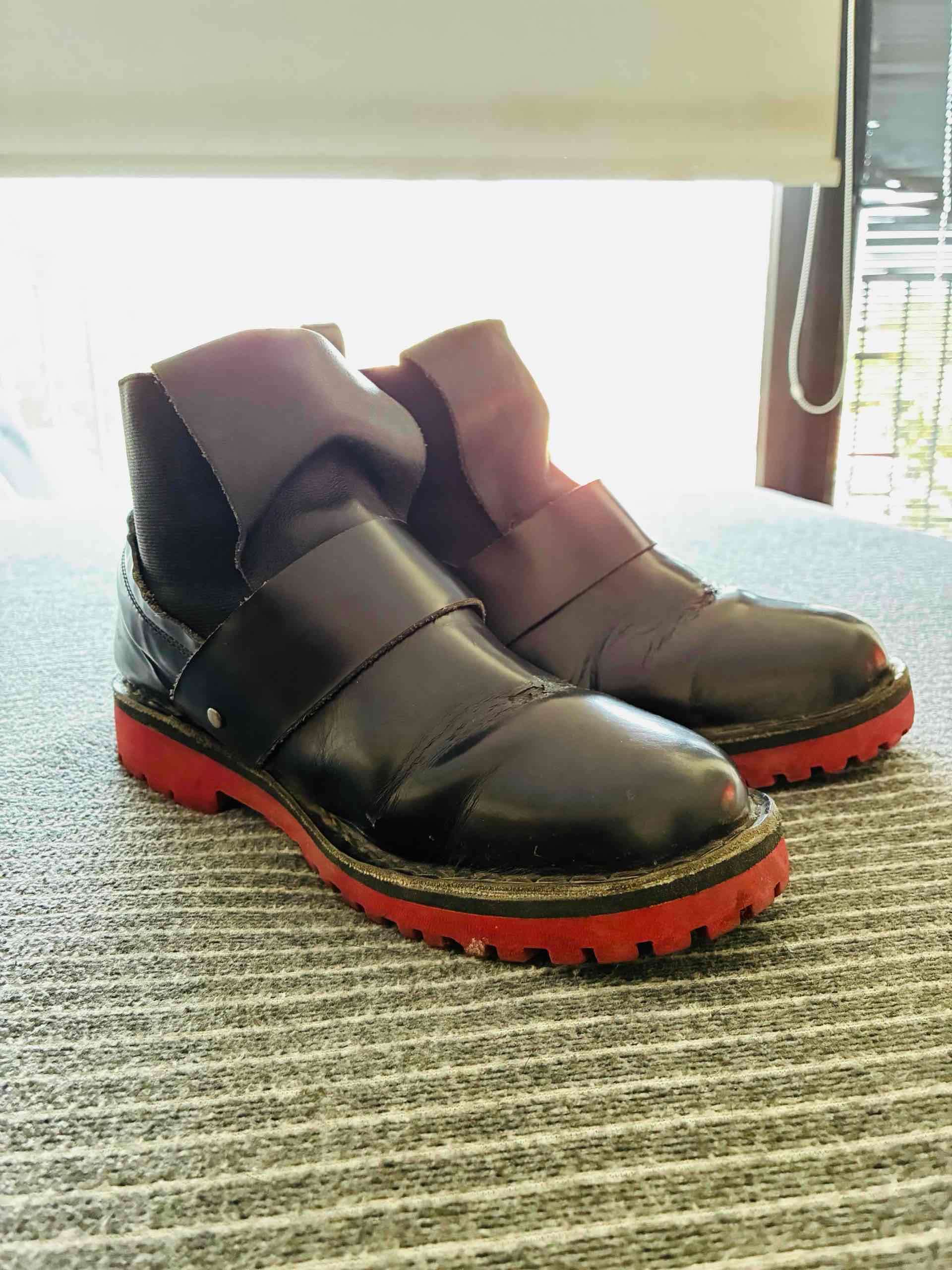 Botas negras con suela roja - miniatura 1