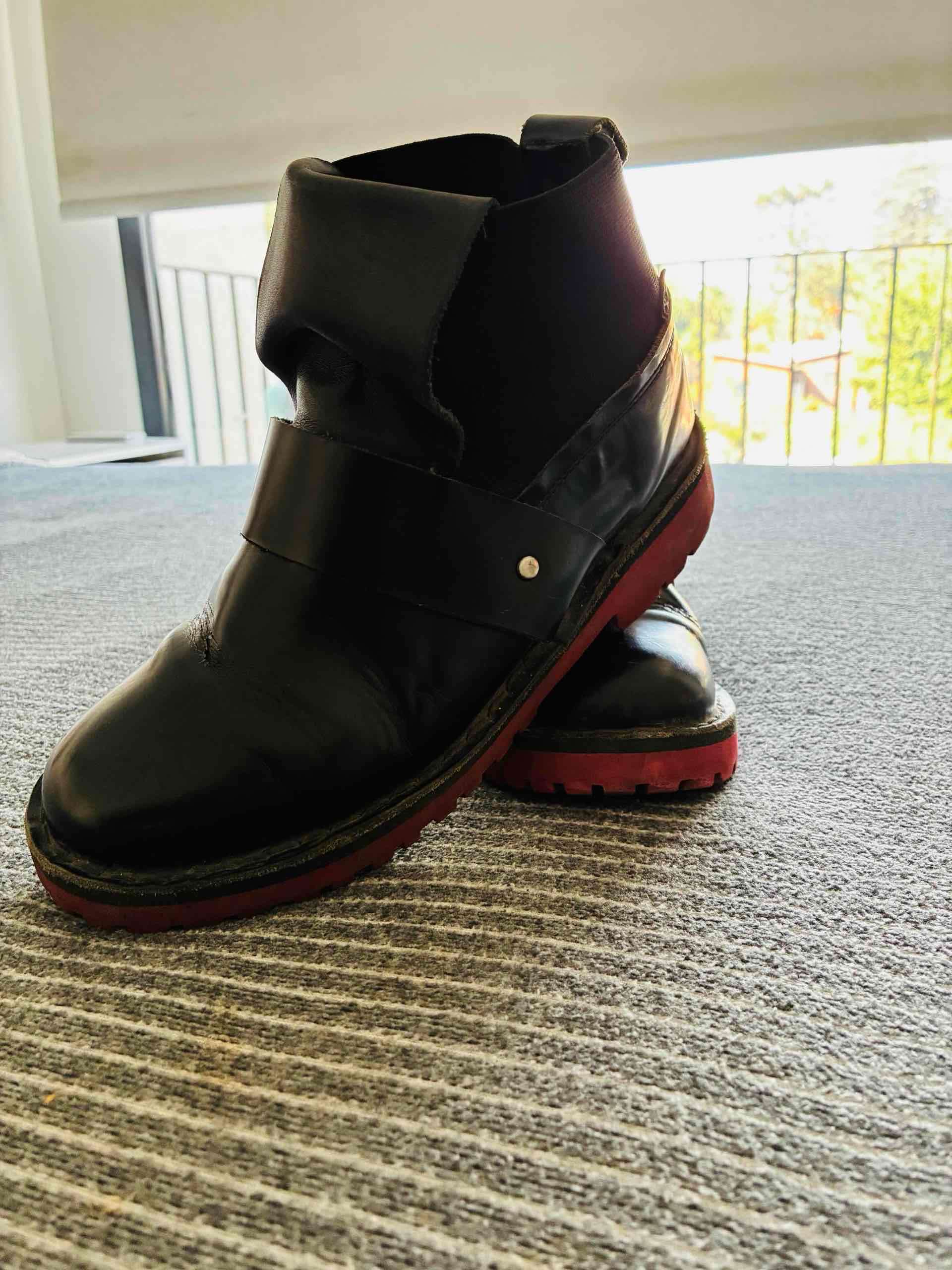 Botas negras con suela roja - miniatura 2