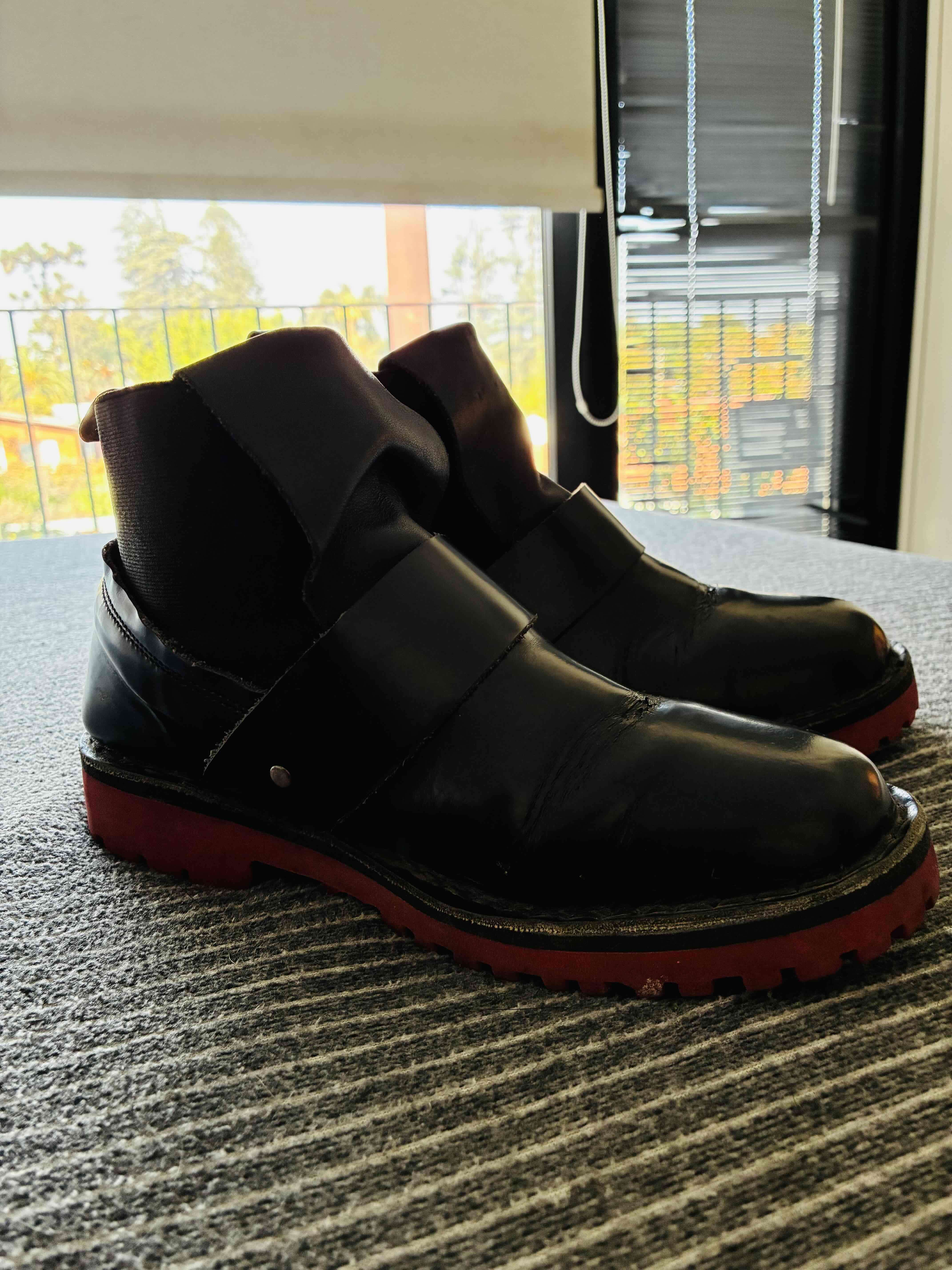 Botas negras con suela roja - miniatura 3