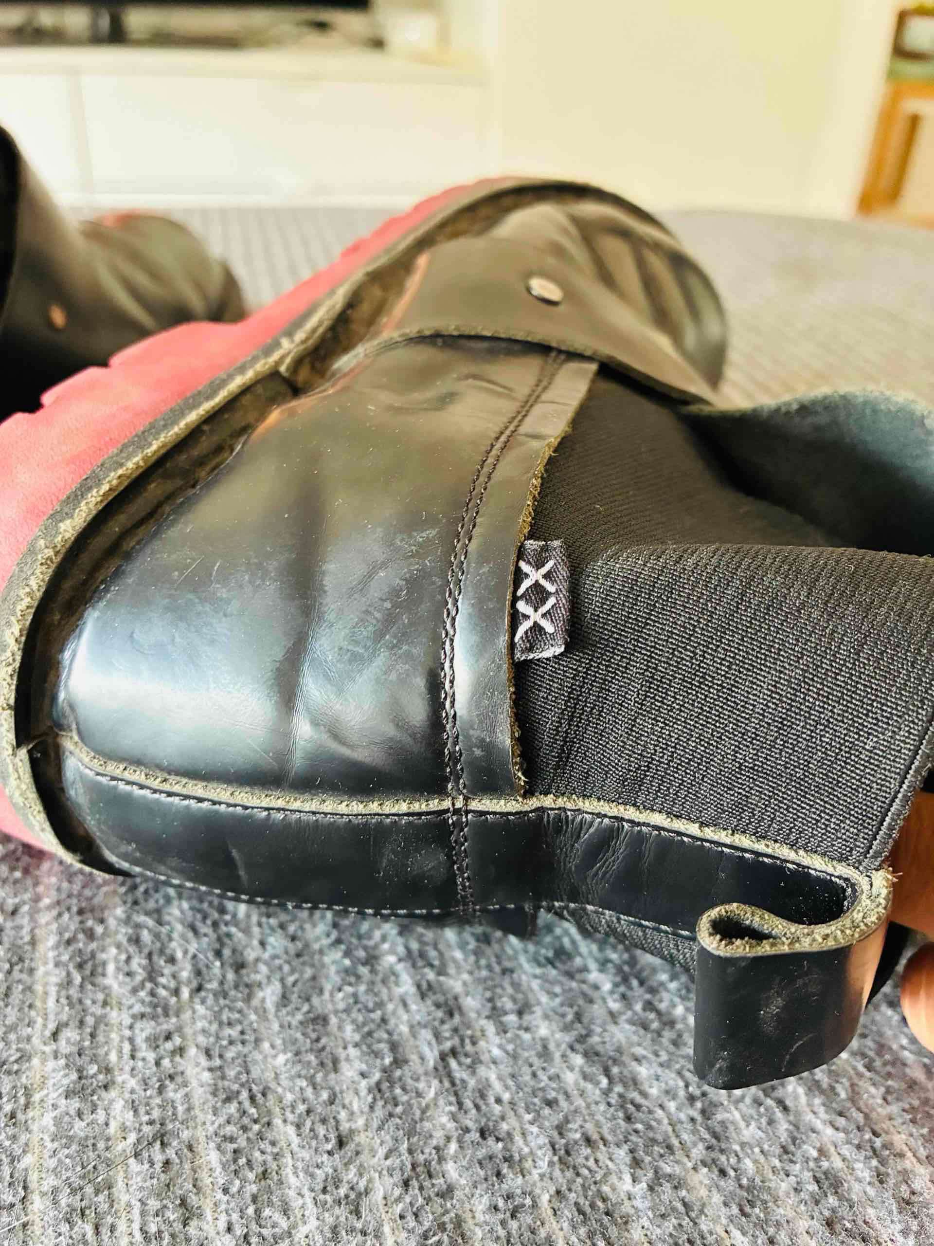 Botas negras con suela roja - miniatura 4