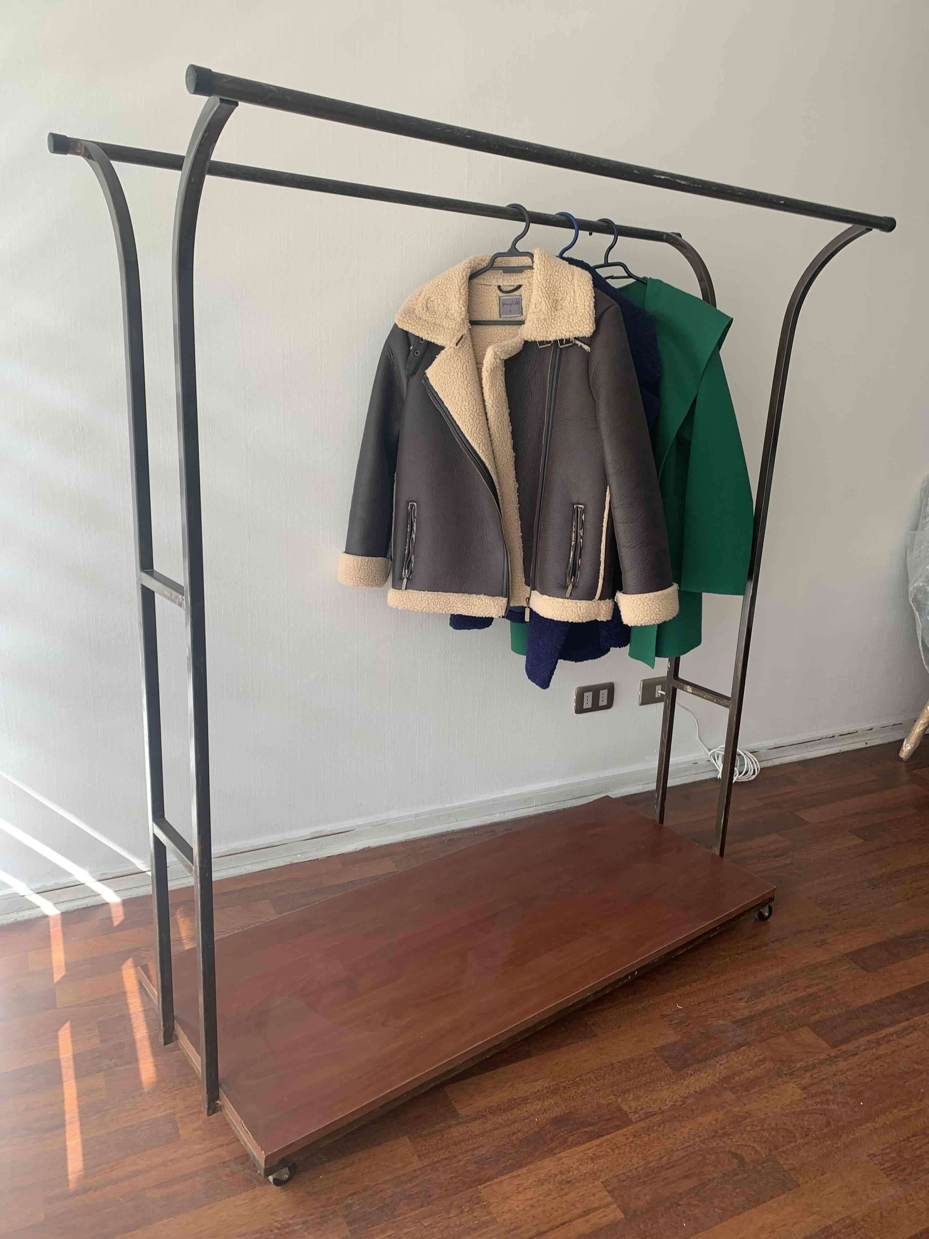 Perchero de fierro con rueditas - miniatura 1