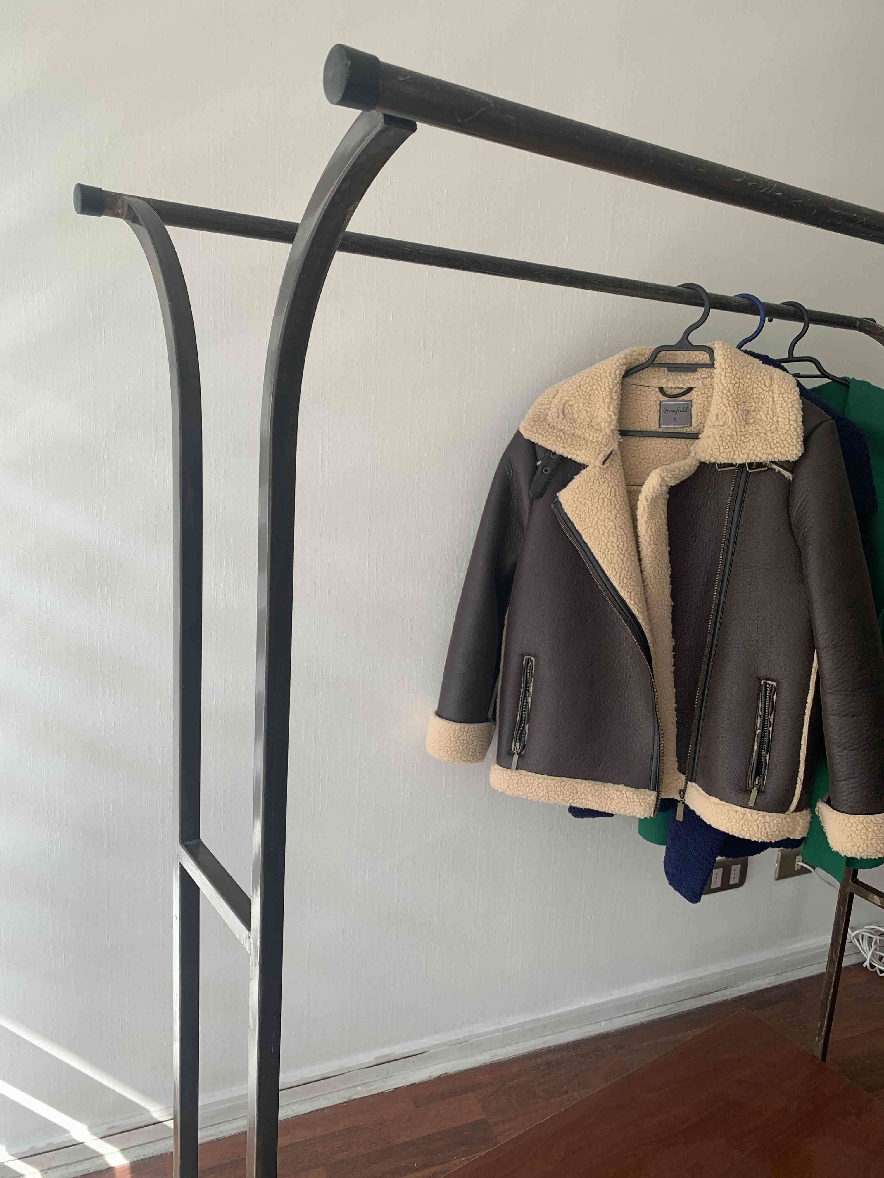 Perchero de fierro con rueditas - miniatura 2