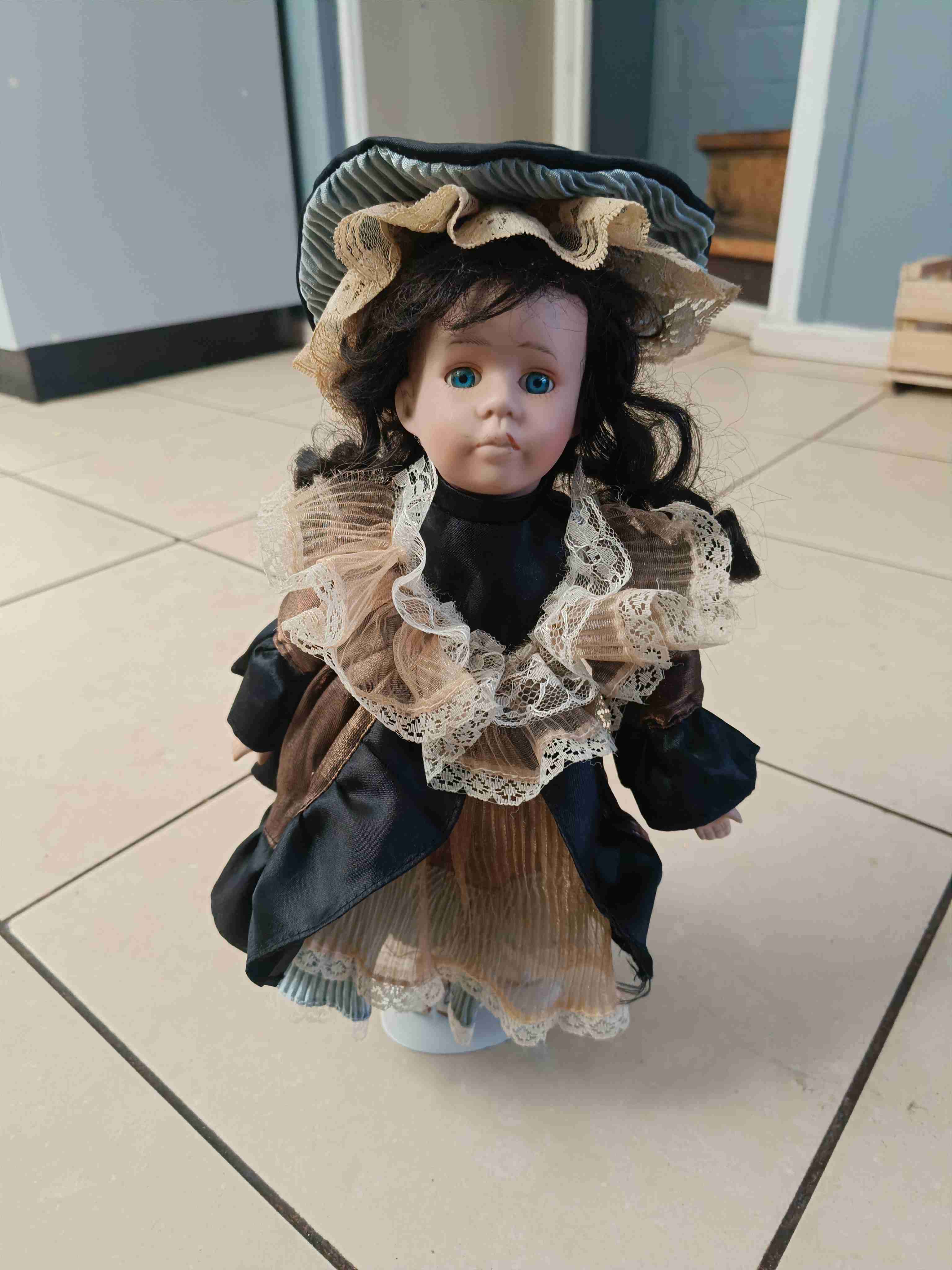 Muñeca de porcelana vintage - miniatura 1