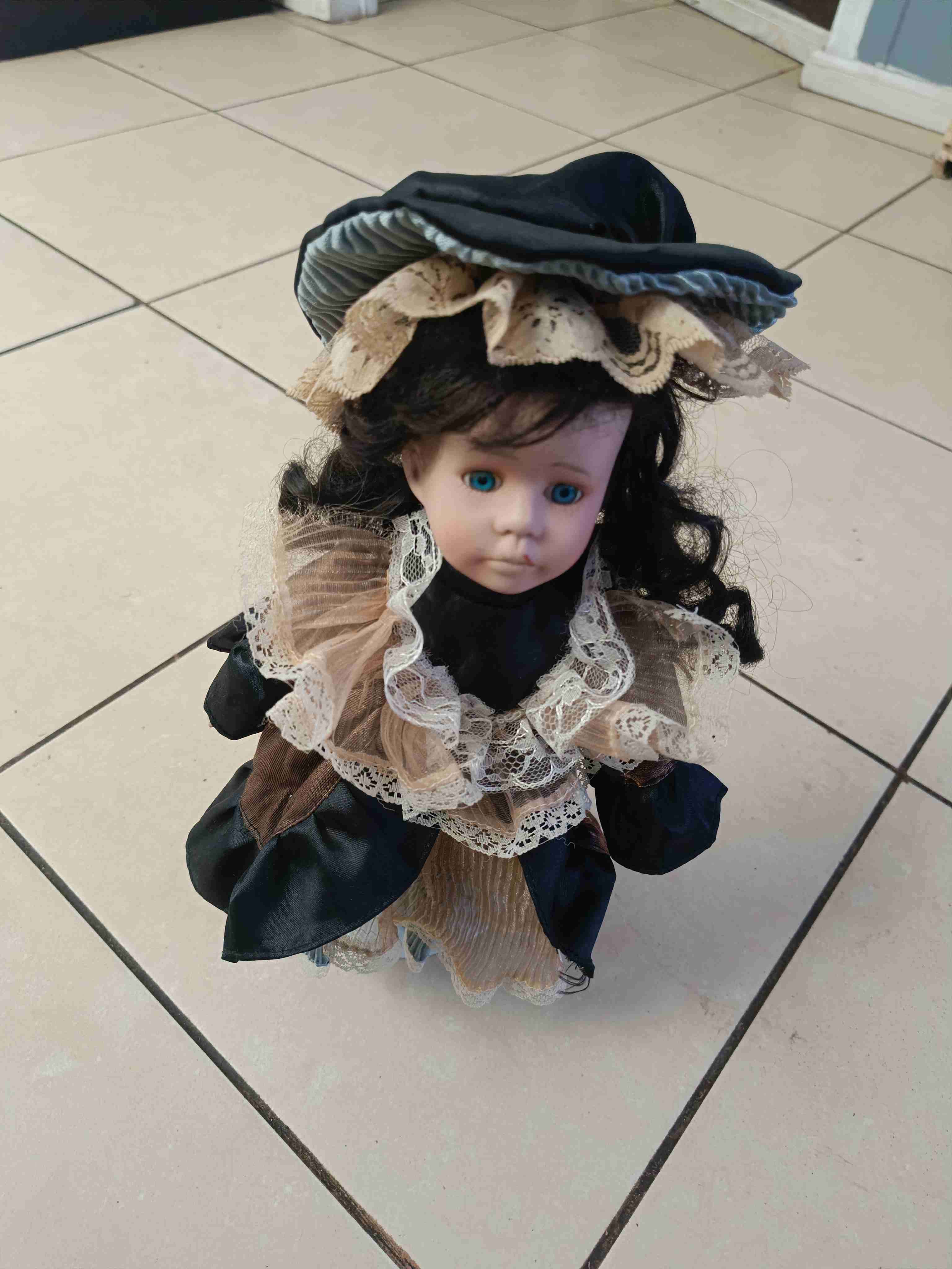 Muñeca de porcelana vintage - miniatura 2