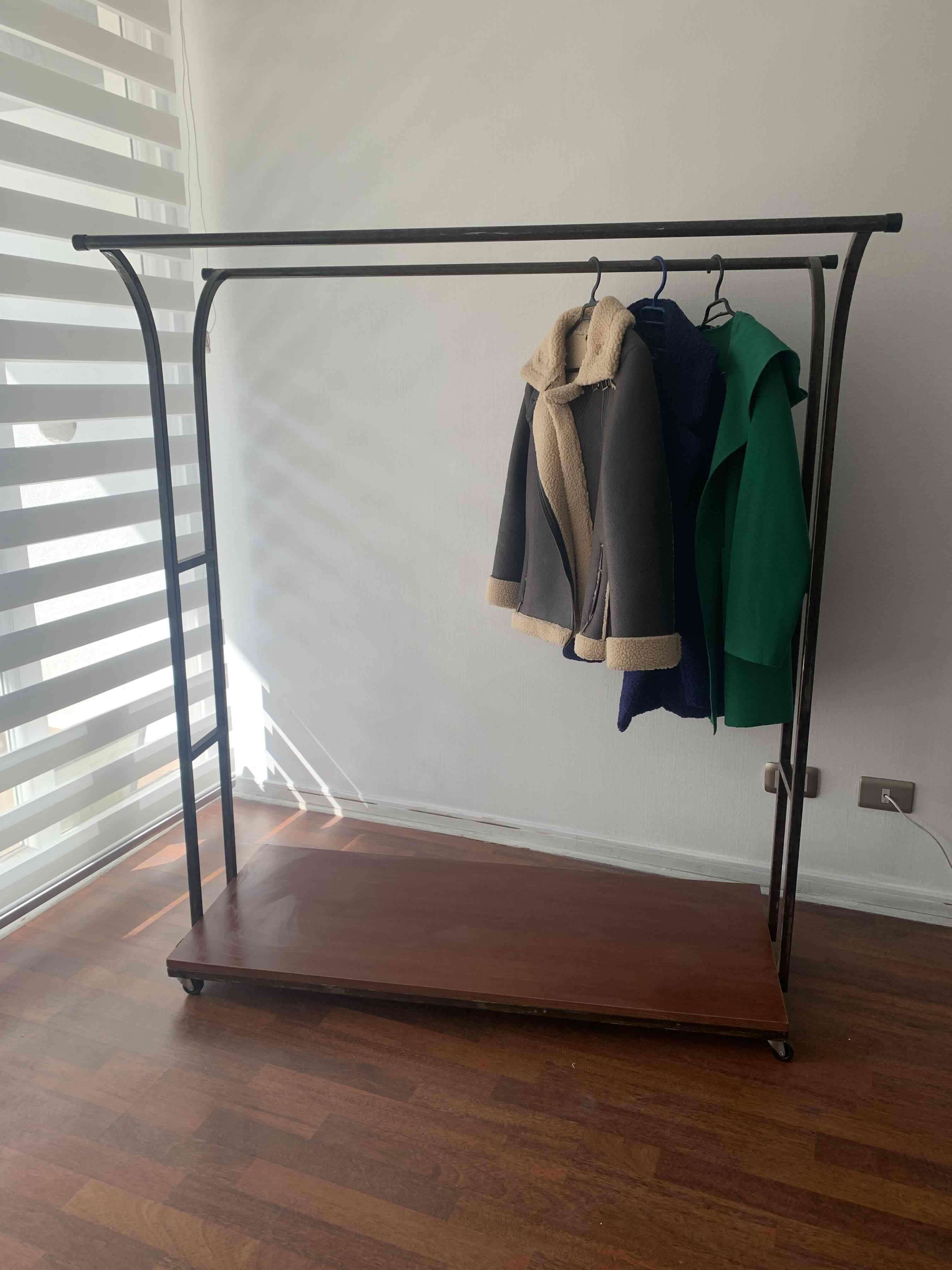 Perchero de fierro con rueditas - miniatura 3