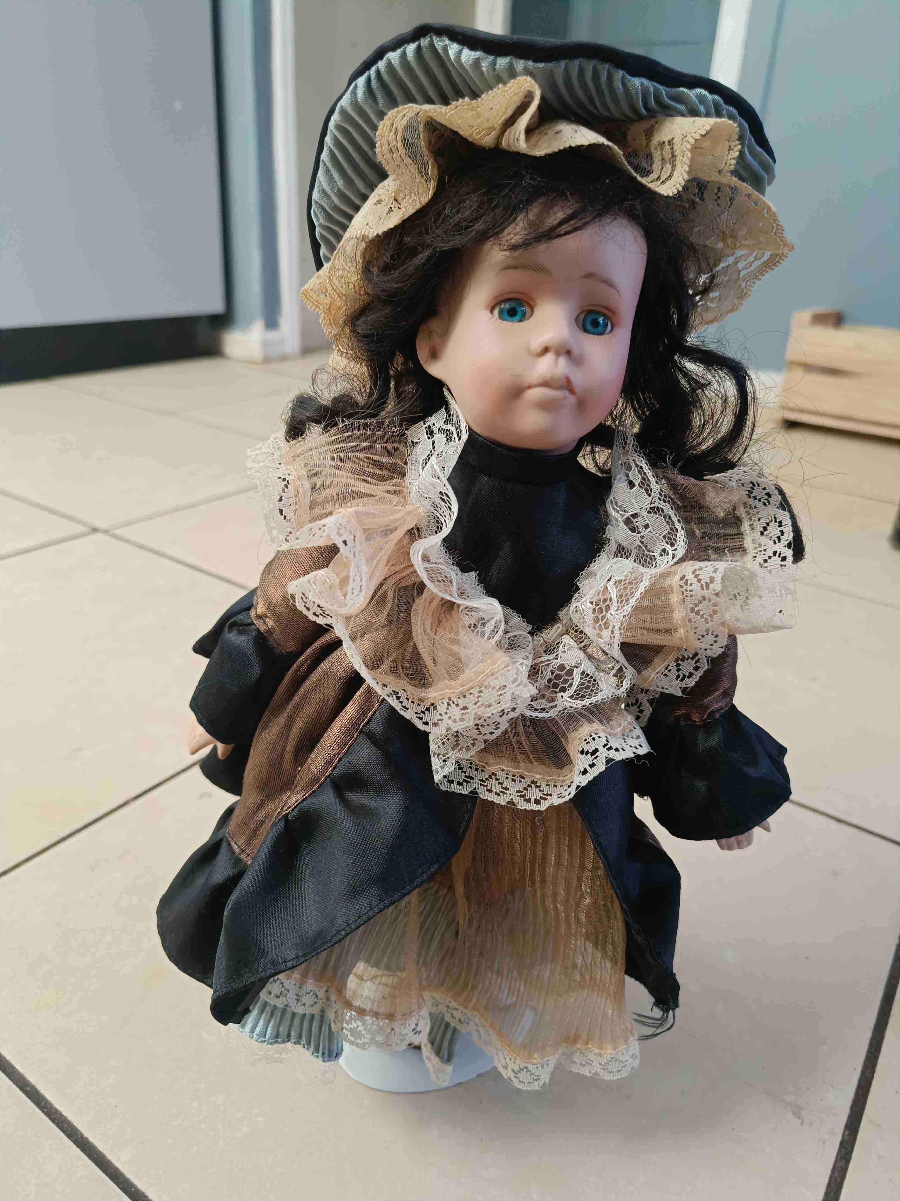 Muñeca de porcelana vintage - miniatura 3