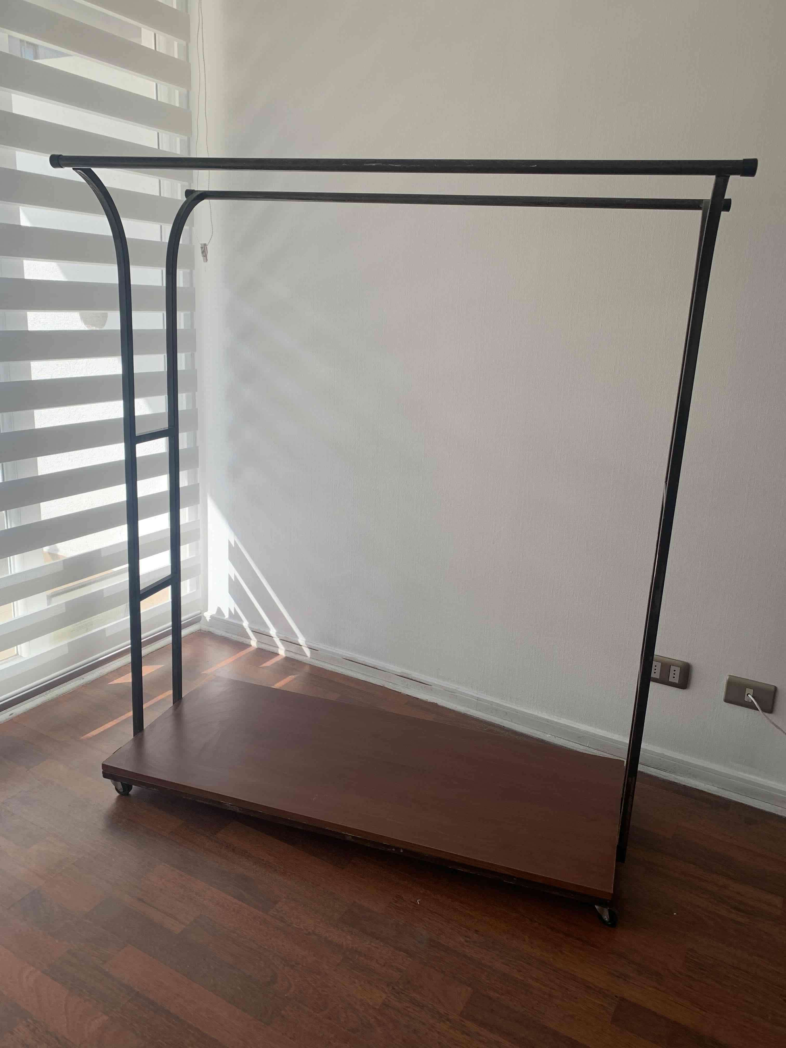 Perchero de fierro con rueditas - miniatura 4