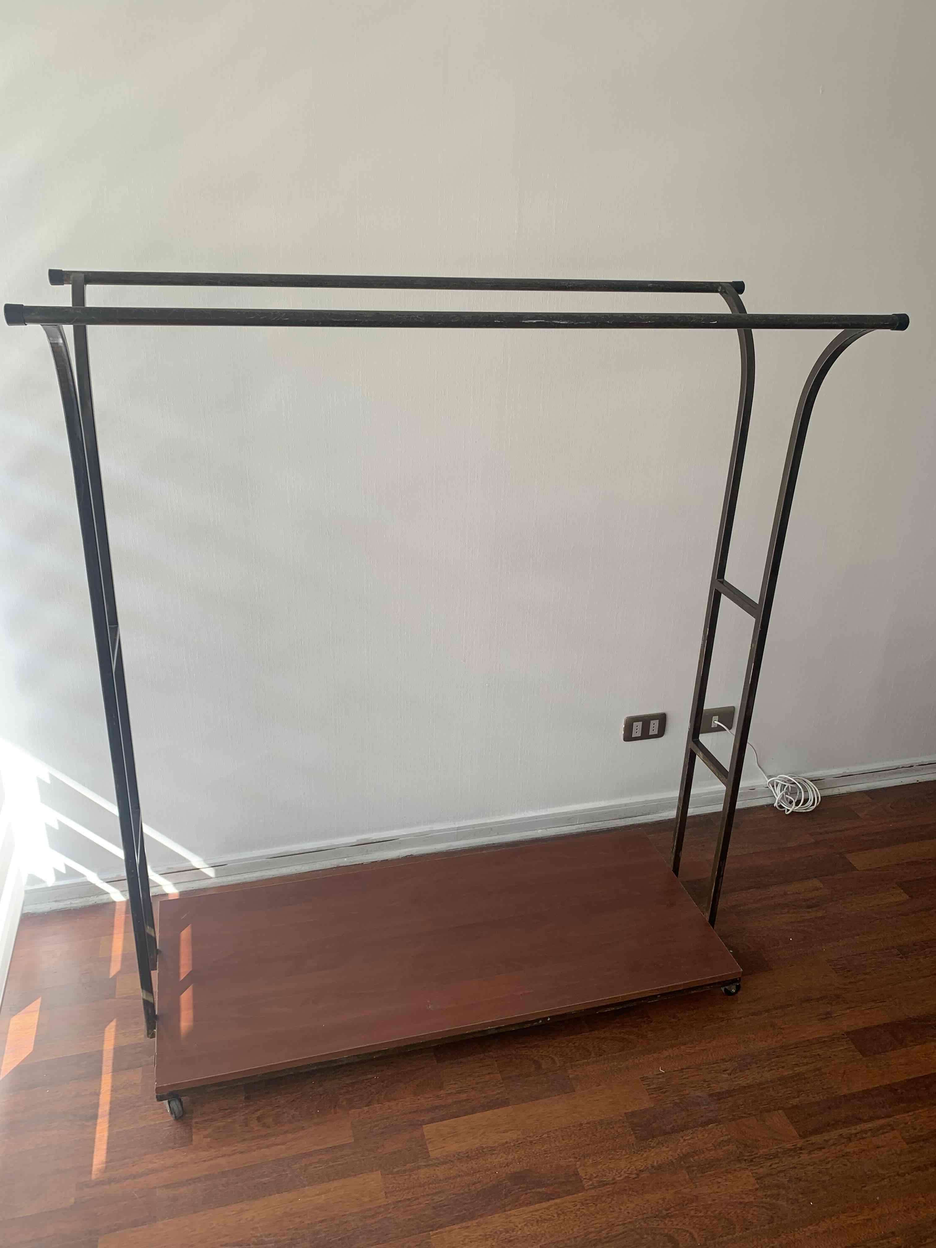 Perchero de fierro con rueditas - miniatura 5