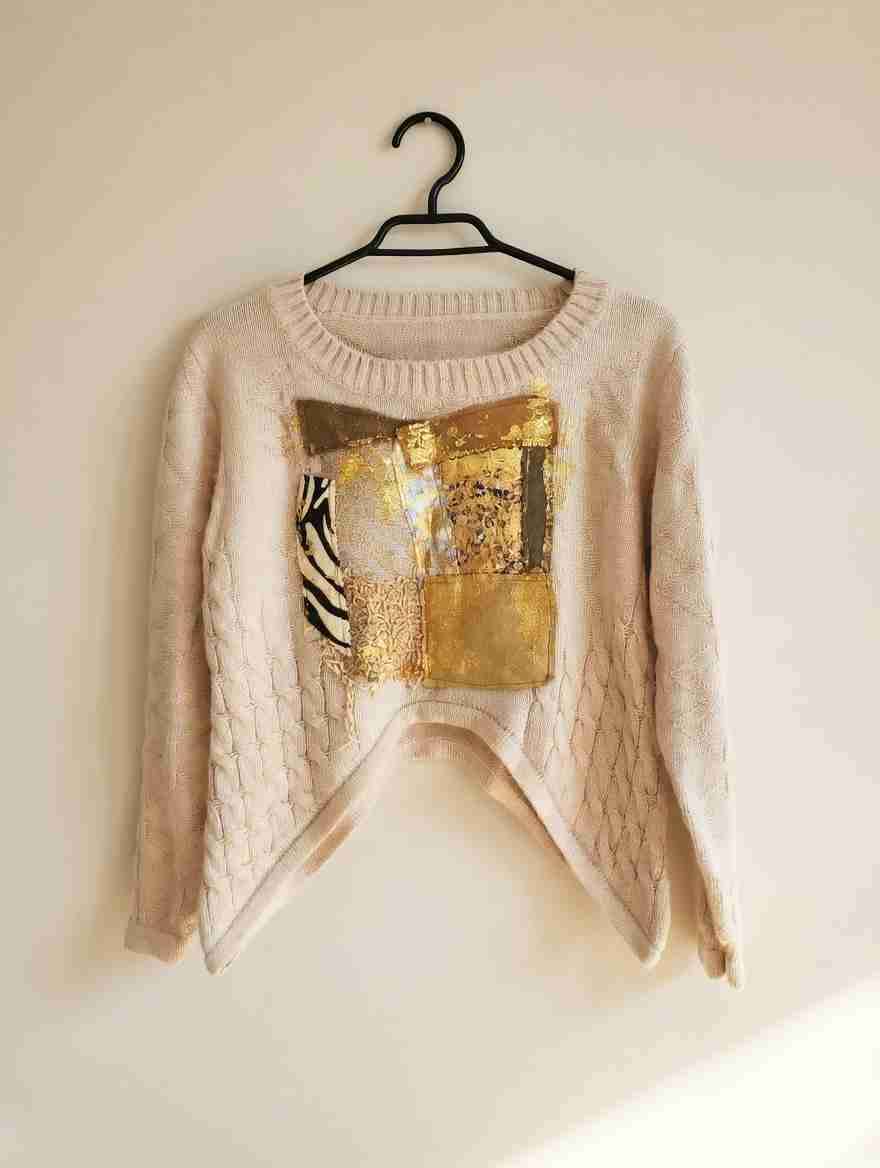 Suéter beige con diseño dorado - miniatura 1