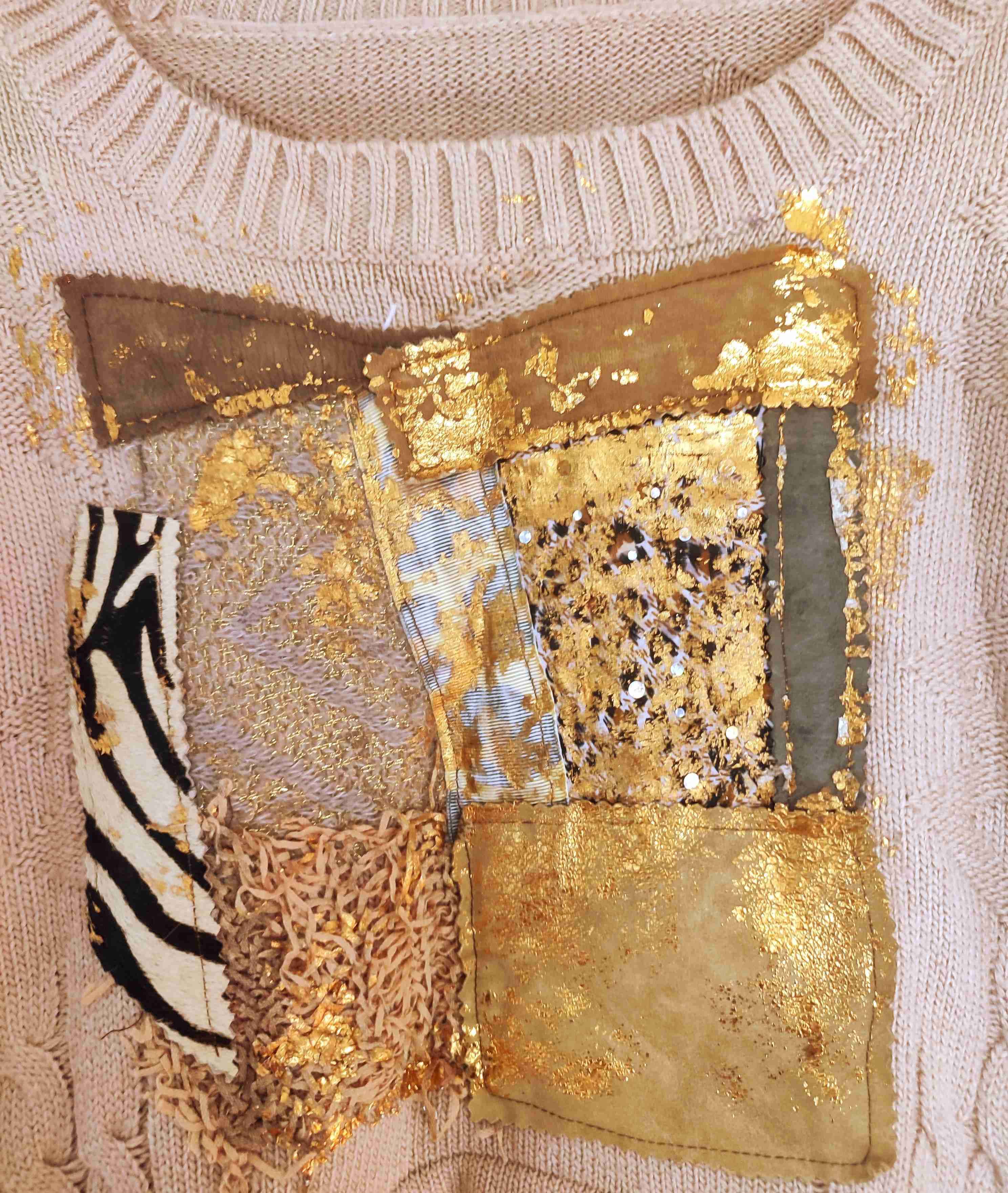 Suéter beige con diseño dorado - miniatura 3