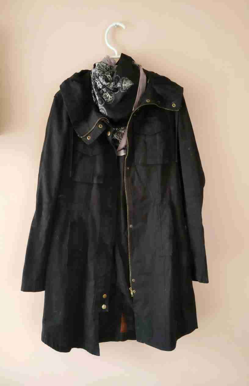 Trench negro con diseño pintado - 3