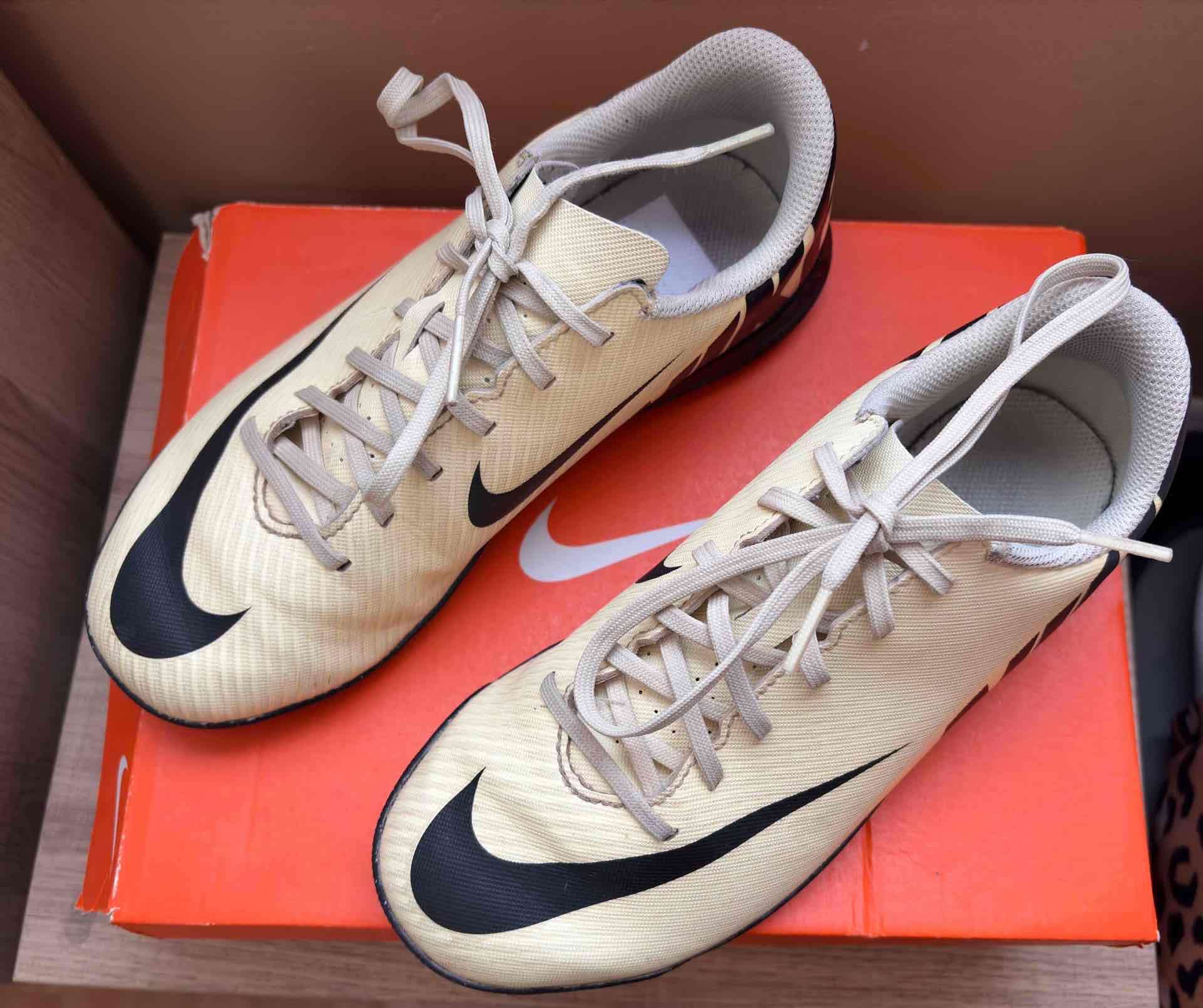 Zapatillas deportivas + canilleras Nike - 1