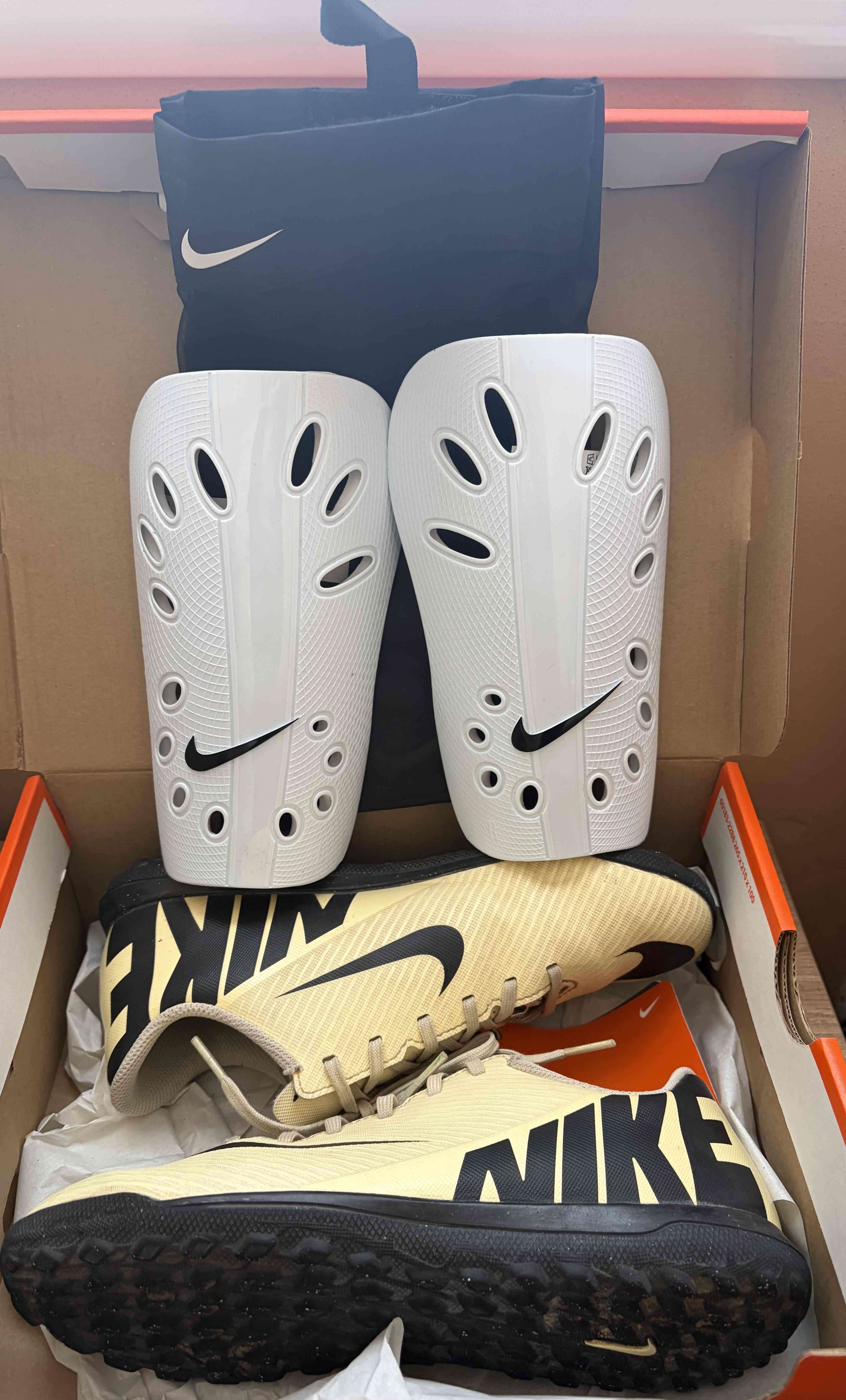 Zapatillas deportivas + canilleras Nike - 2