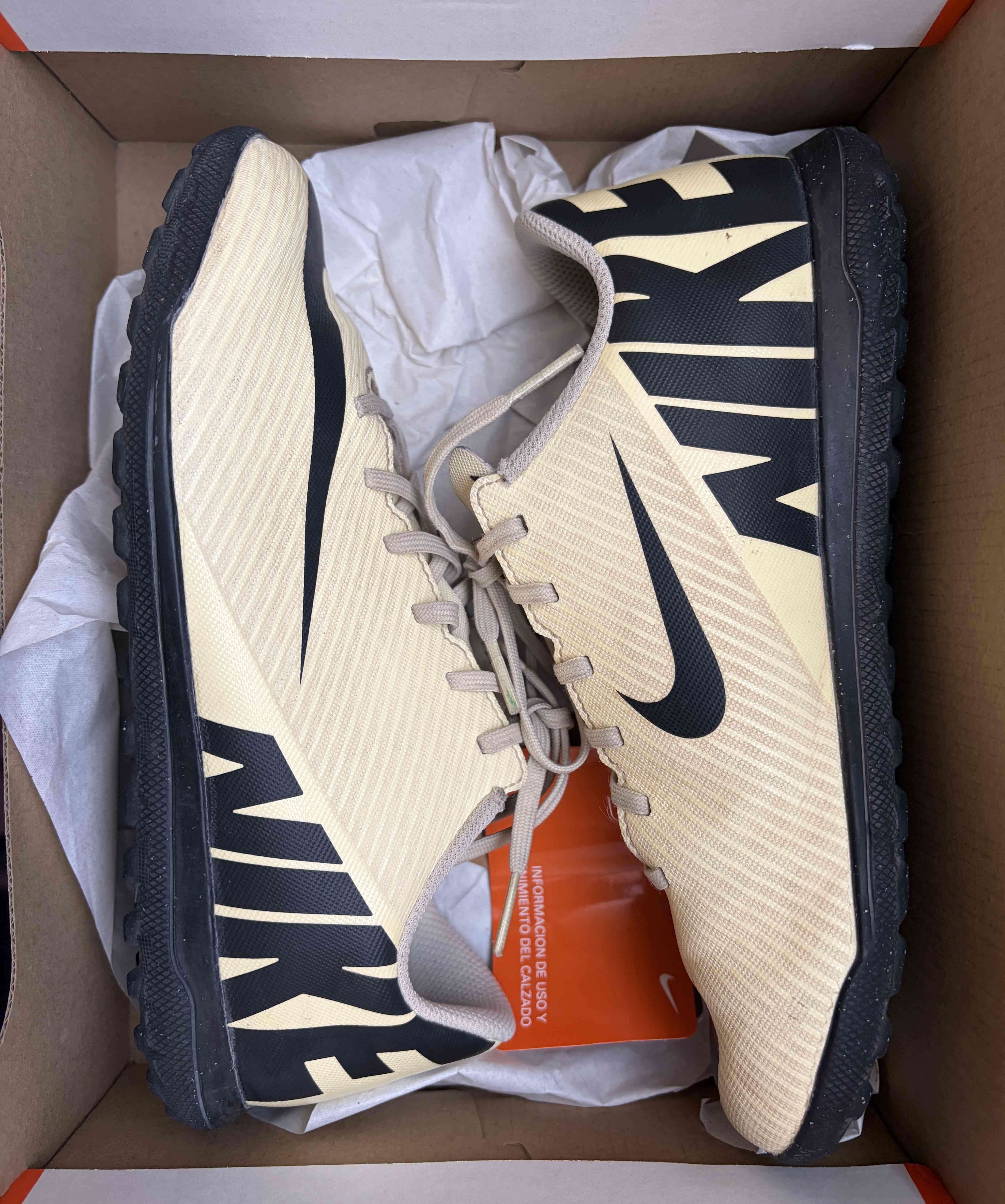 Zapatillas deportivas + canilleras Nike - 3