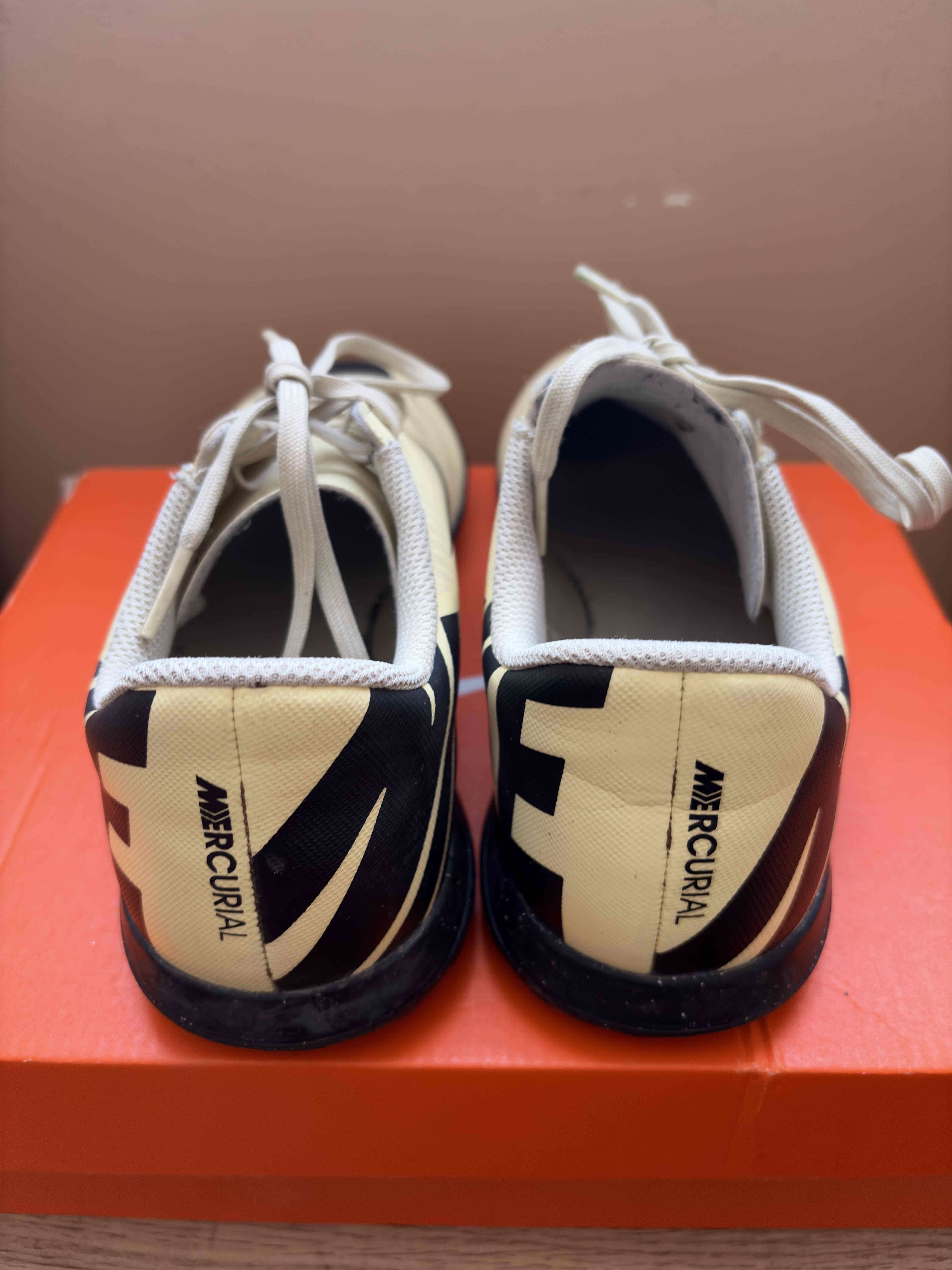 Zapatillas deportivas + canilleras Nike - 4