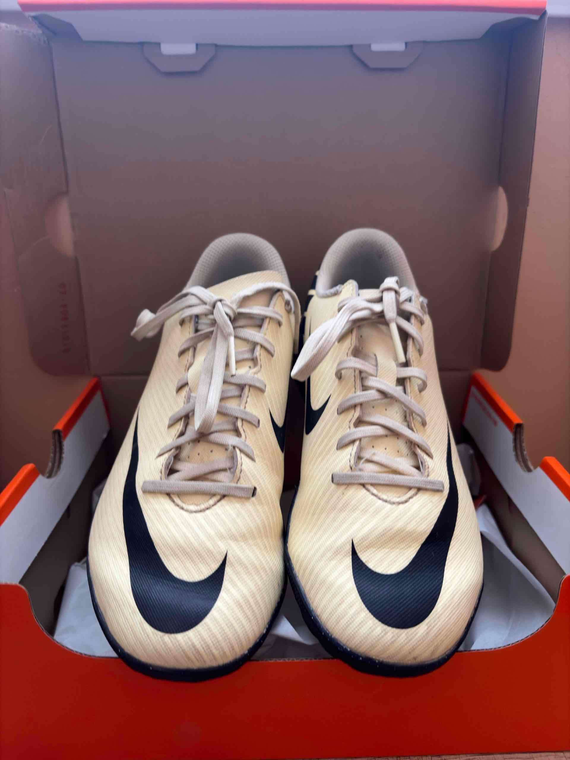 Zapatillas deportivas + canilleras Nike - 6