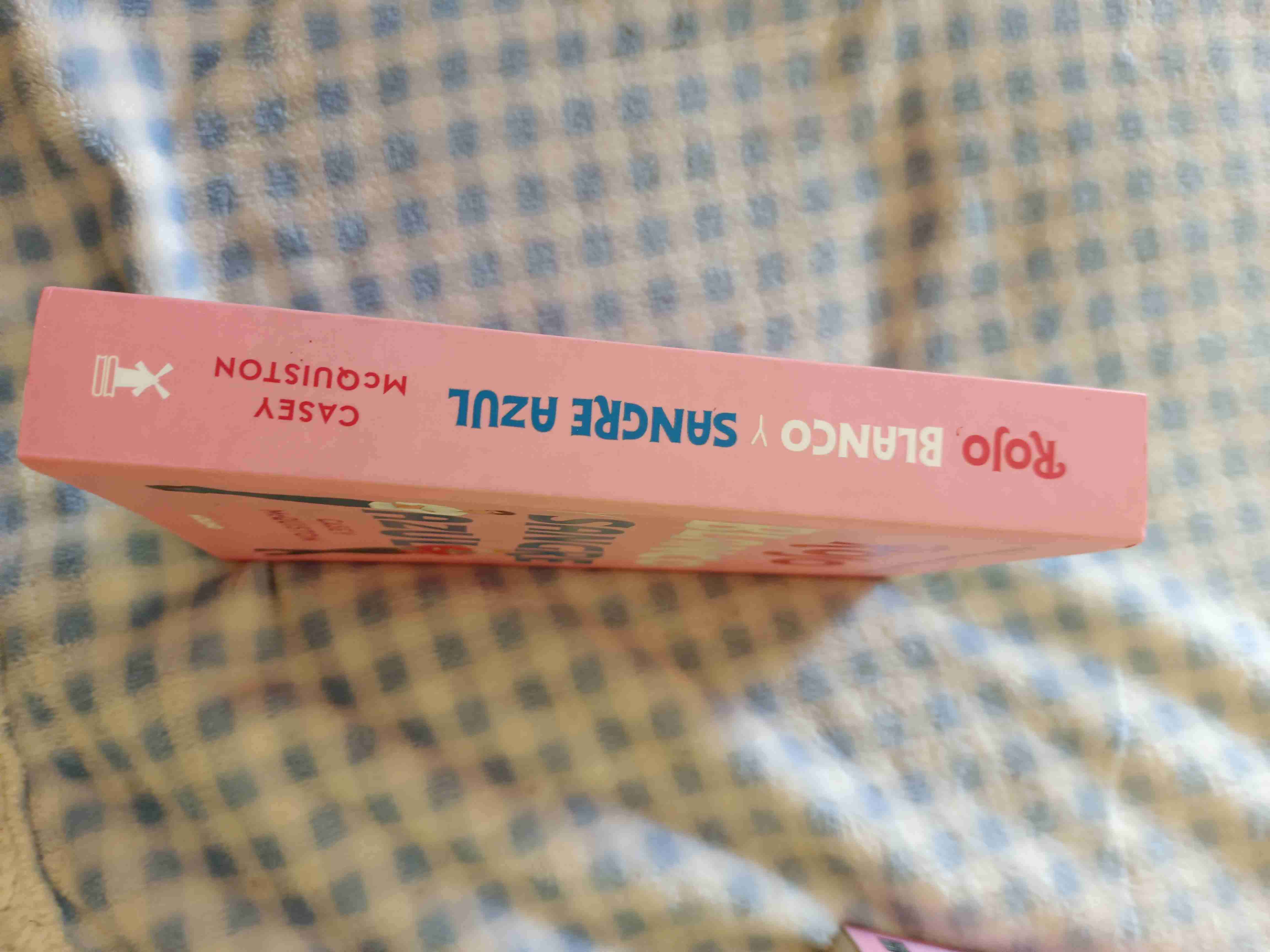 Libro 'Rojo, Blanco y Sangre Azul' libro LGTB - miniatura 3