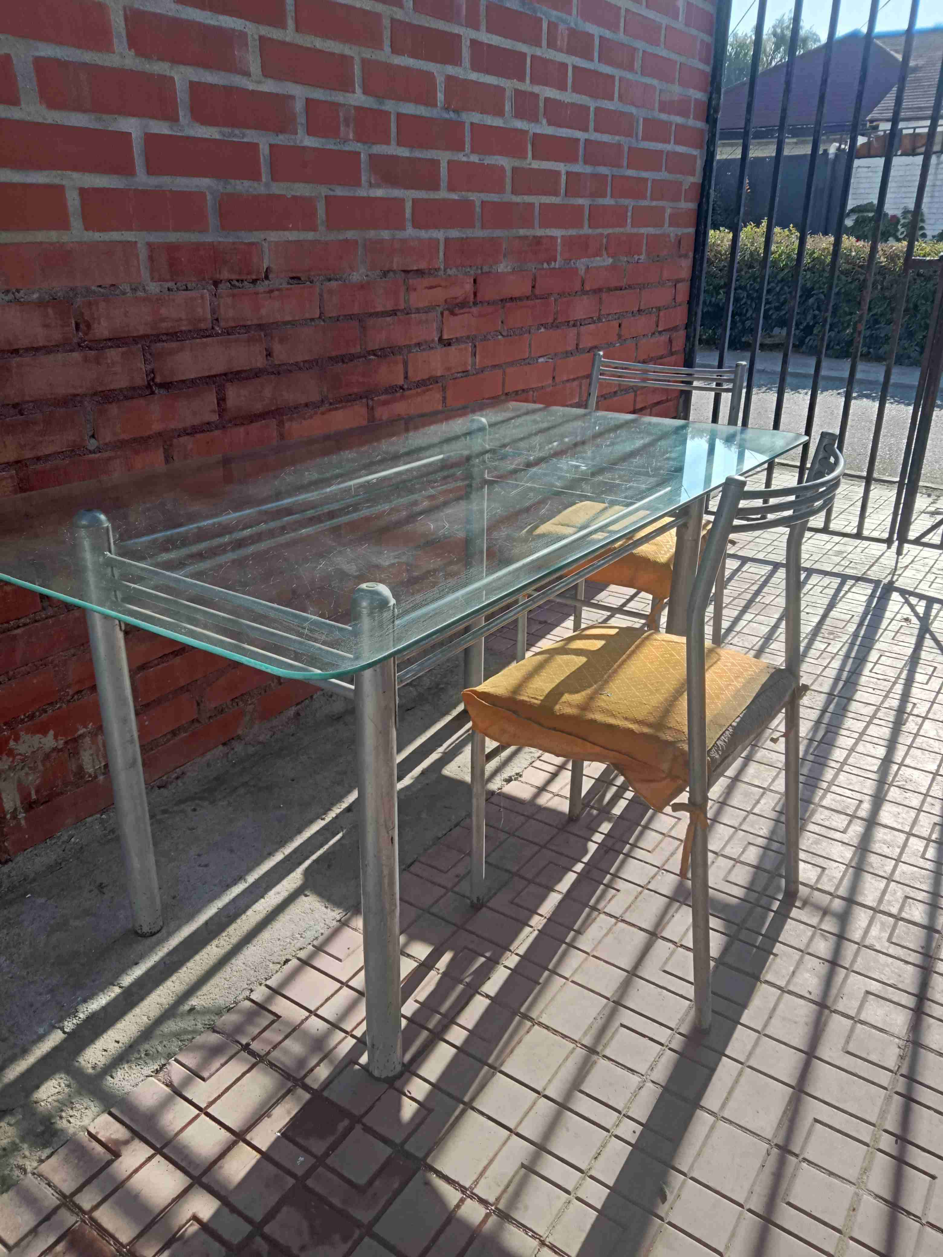 Mesa de vidrio y sillas de metal - miniatura 1