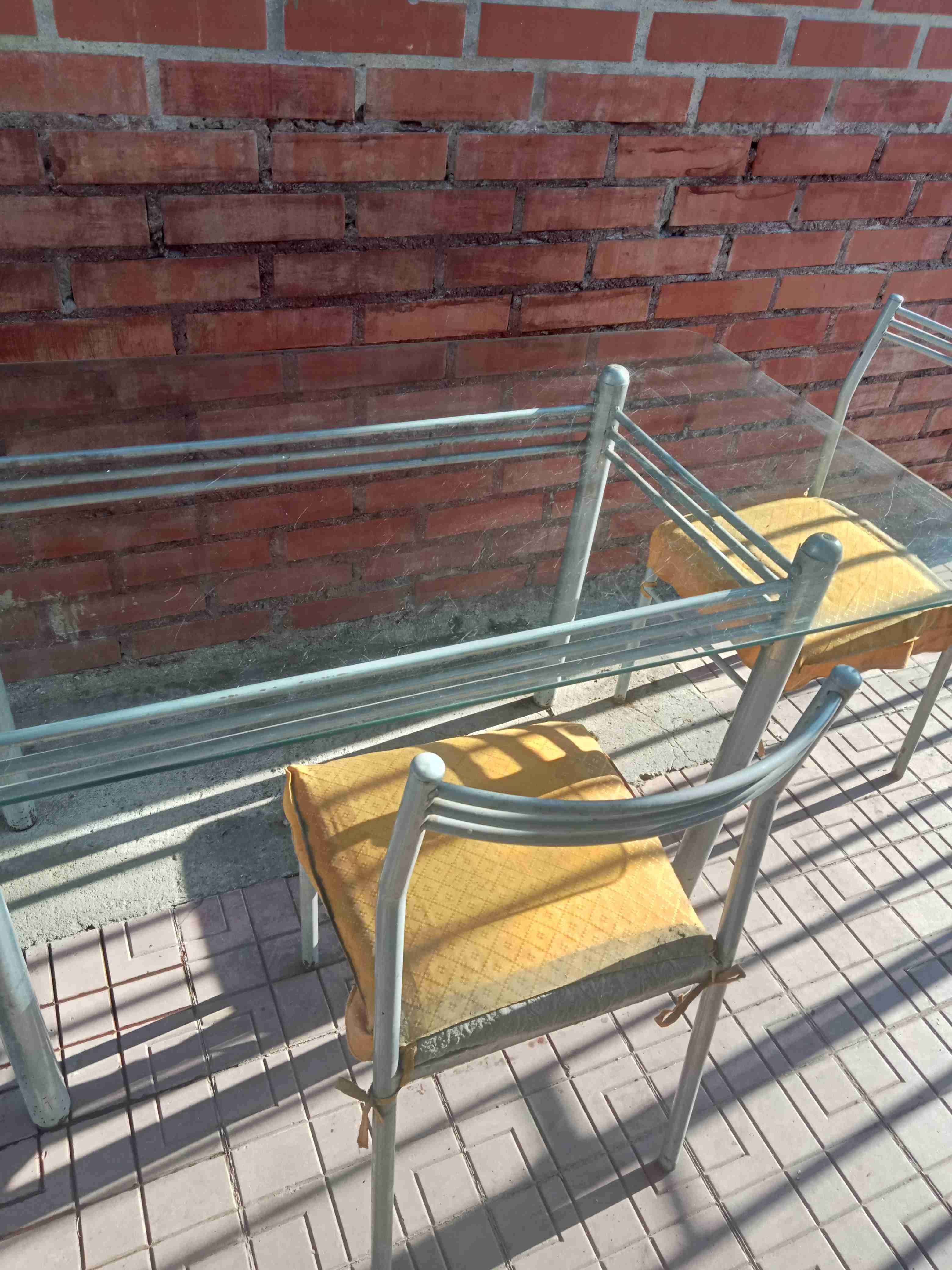 Mesa de vidrio y sillas de metal - miniatura 2